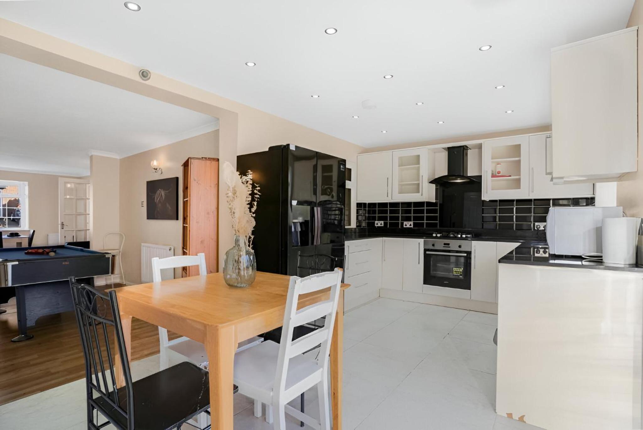 Five-Bedroom House photo 3