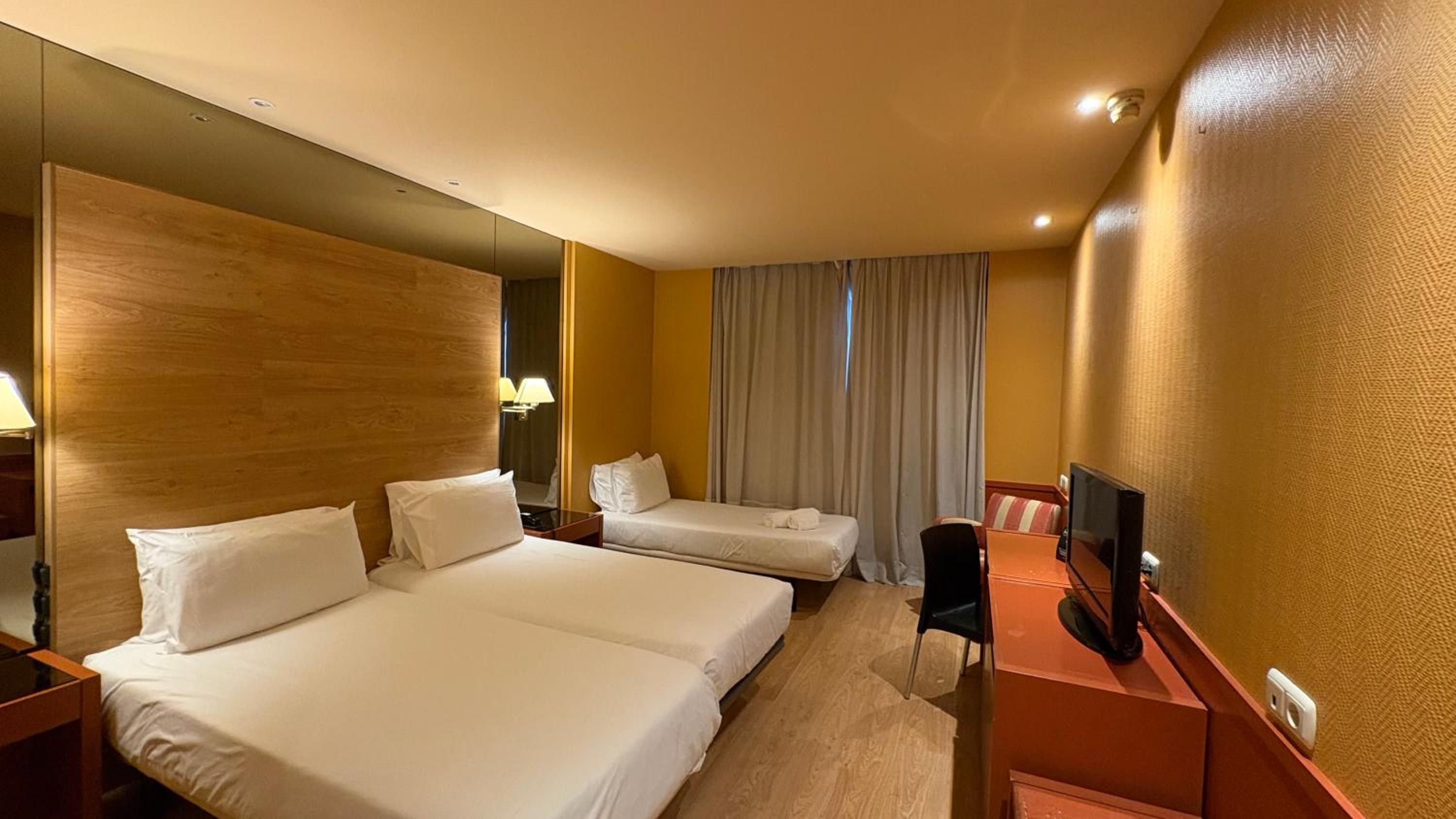 Triple Room thumbnail 5