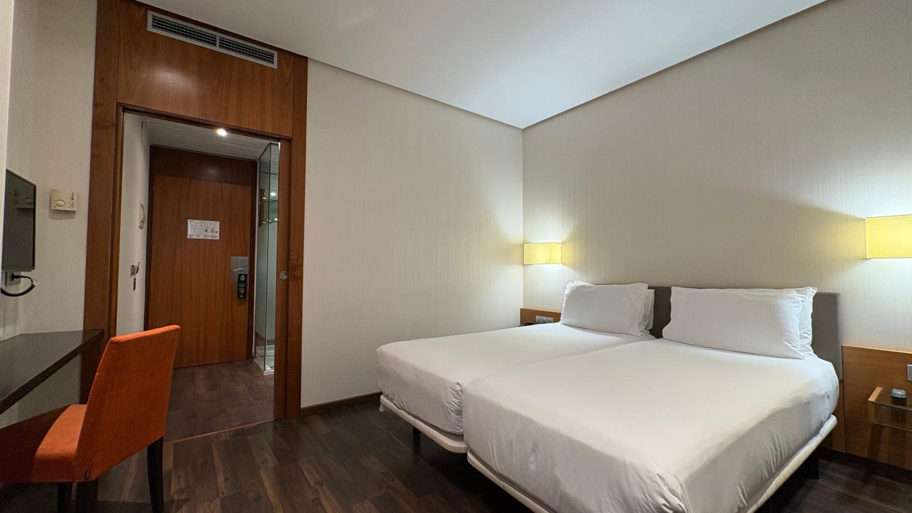 Twin Room thumbnail 5