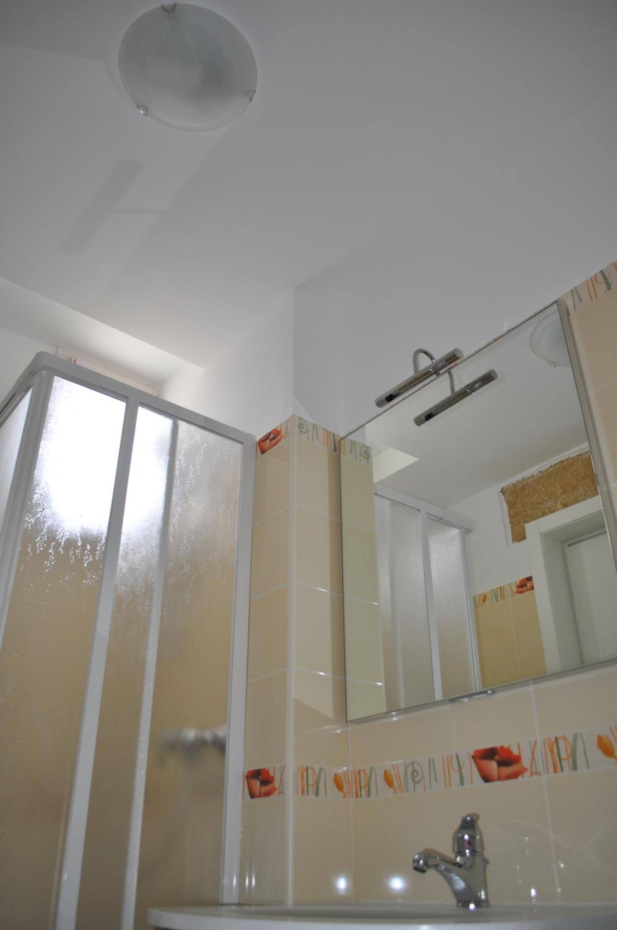 Double Room - Photo 8