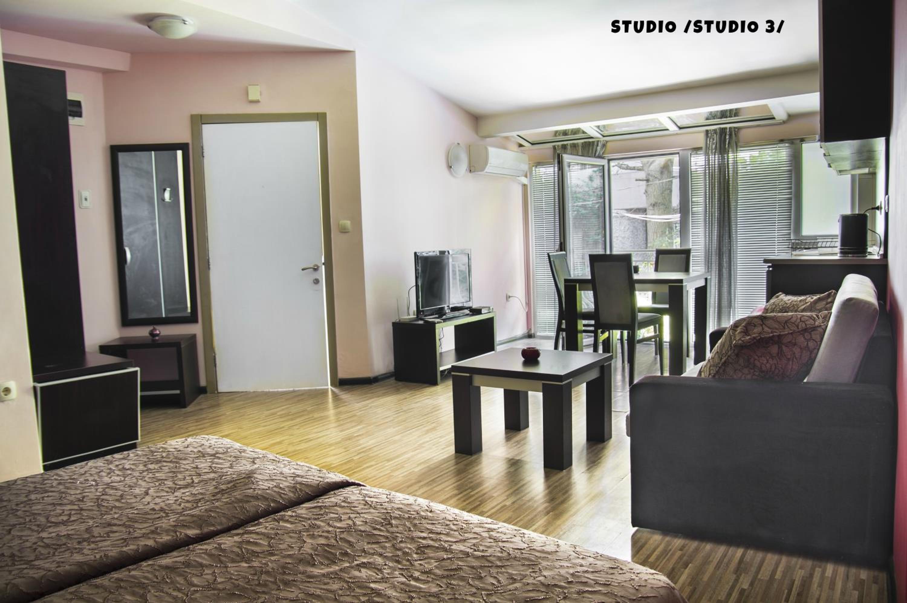 Studio Apartment - Photo 2