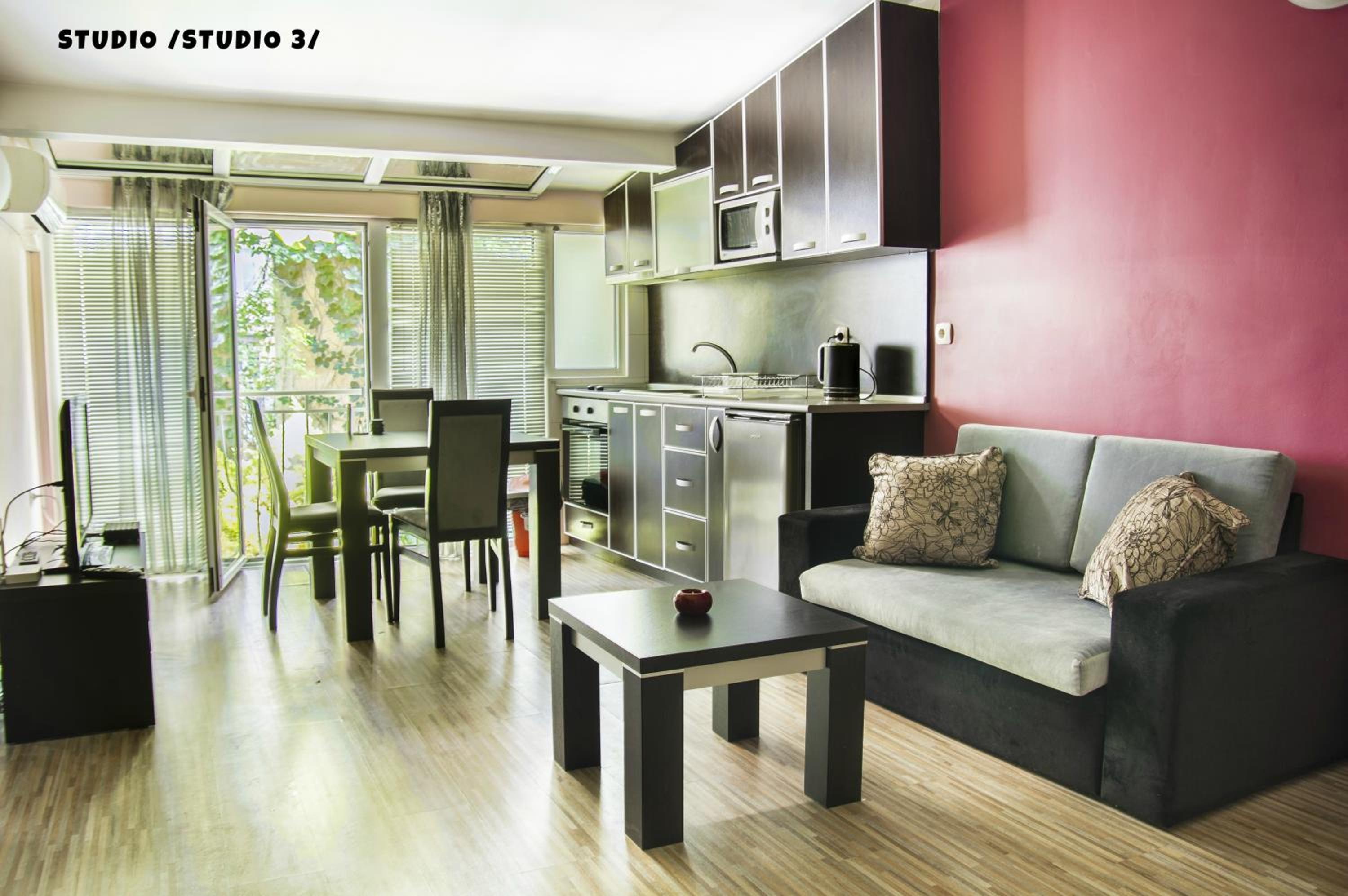 Studio Apartment - Photo 1