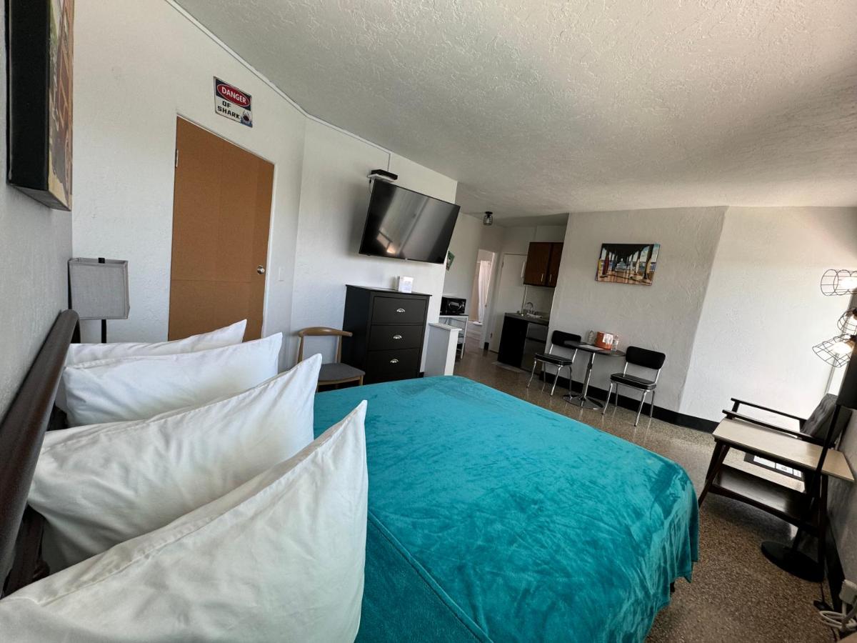 Deluxe suite, 1 bedroom, kitchen, pool view