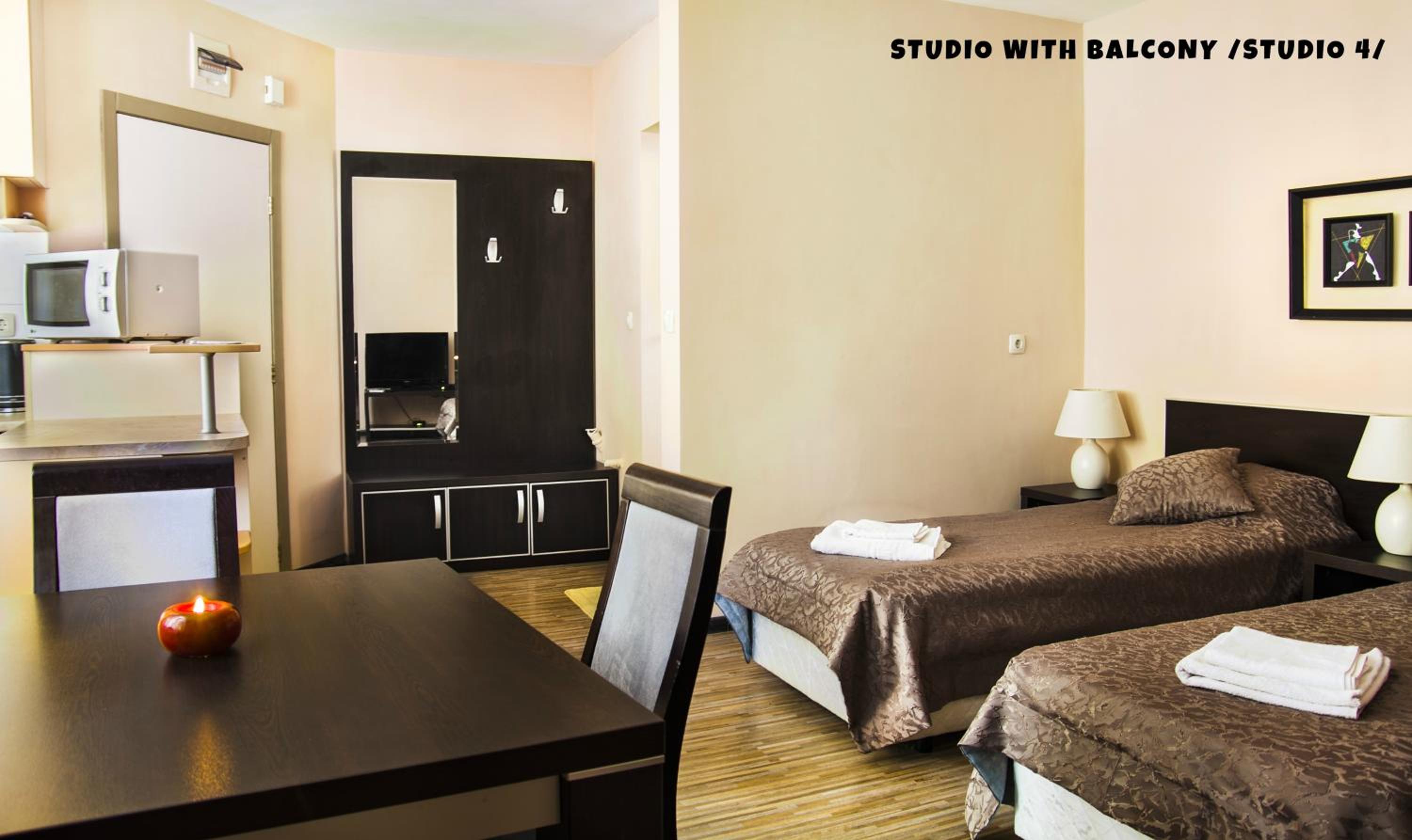 Studio with Balcony - Photo 13