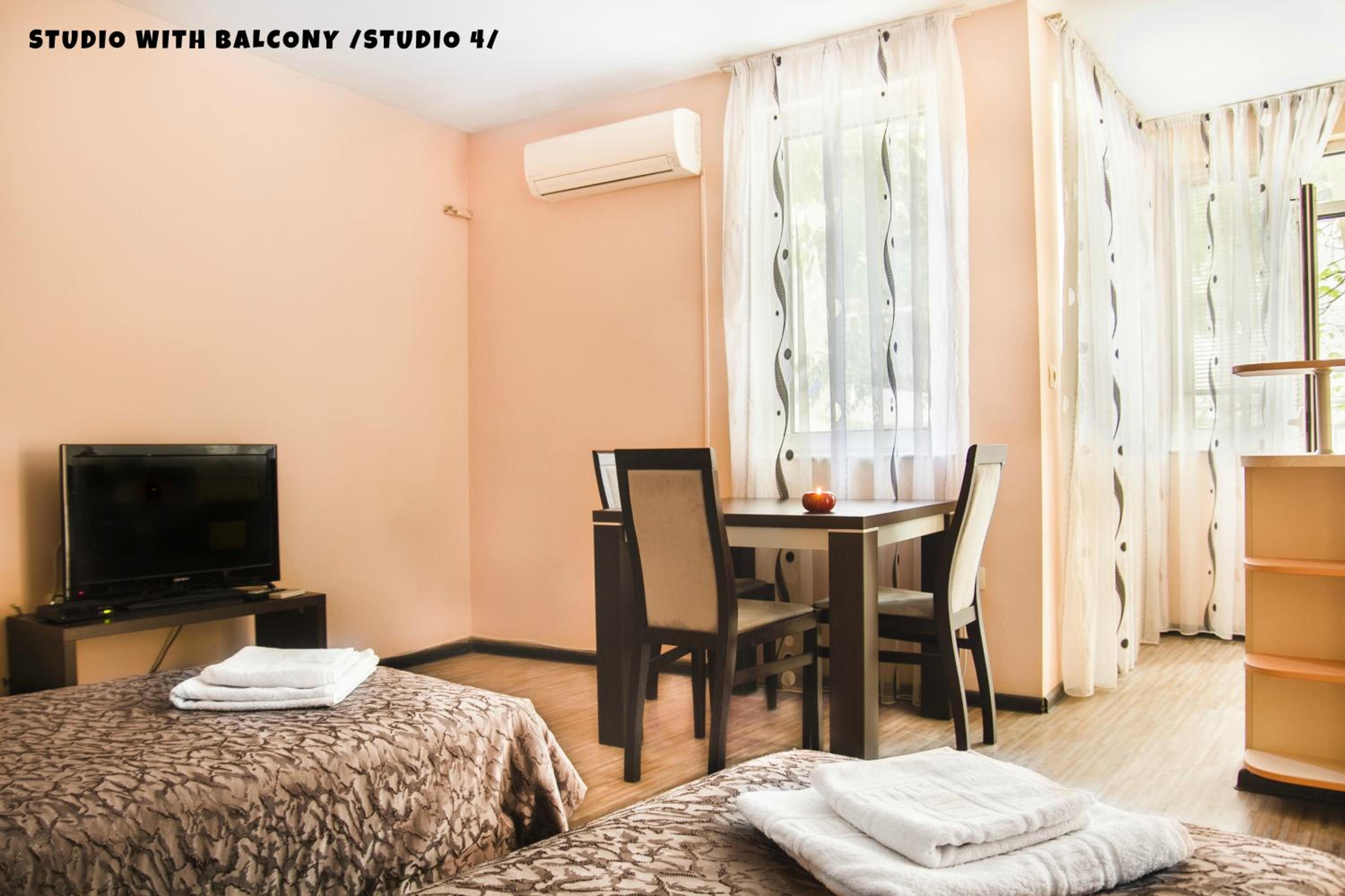 Studio with Balcony - Photo 14