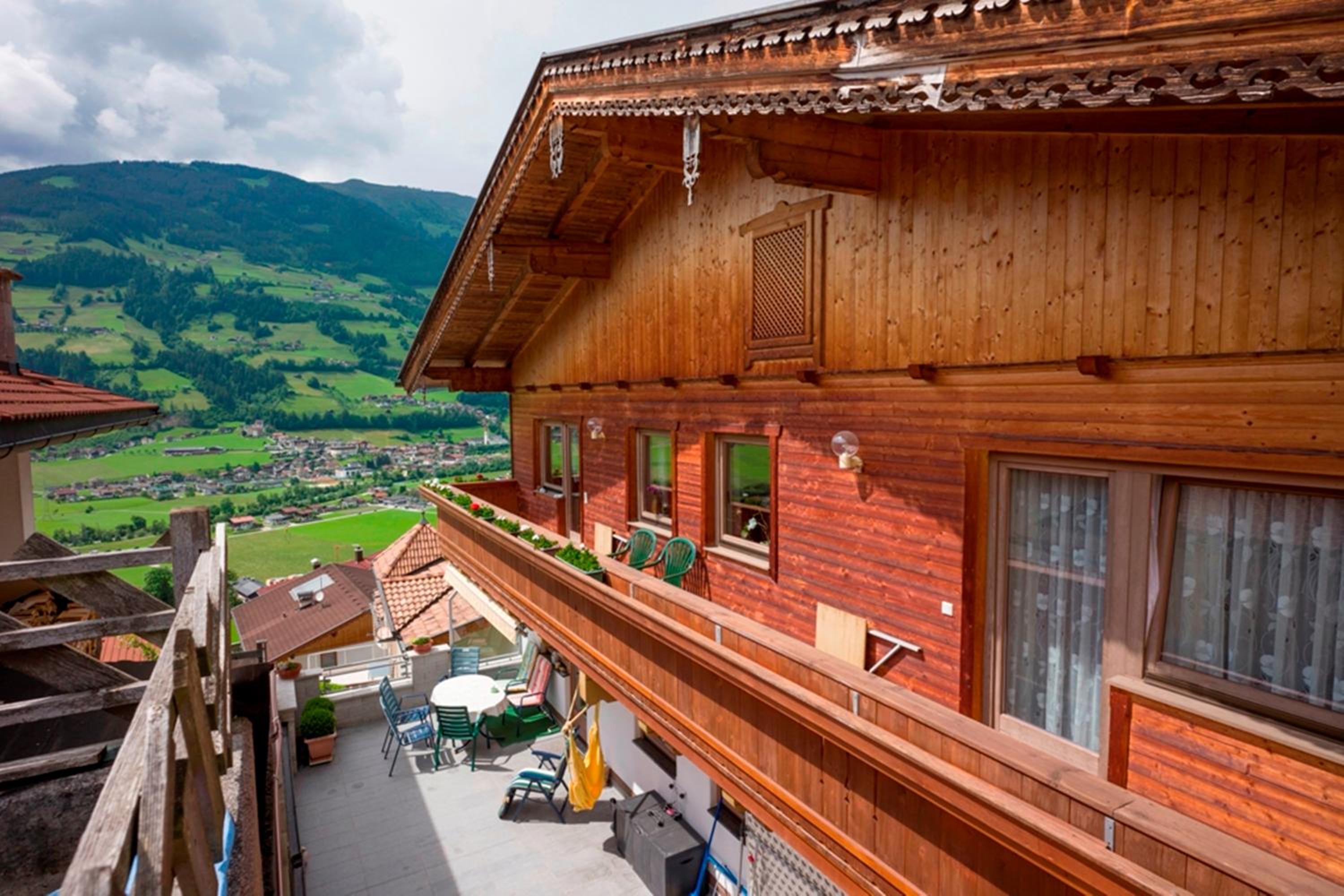 Apartment with Mountain View