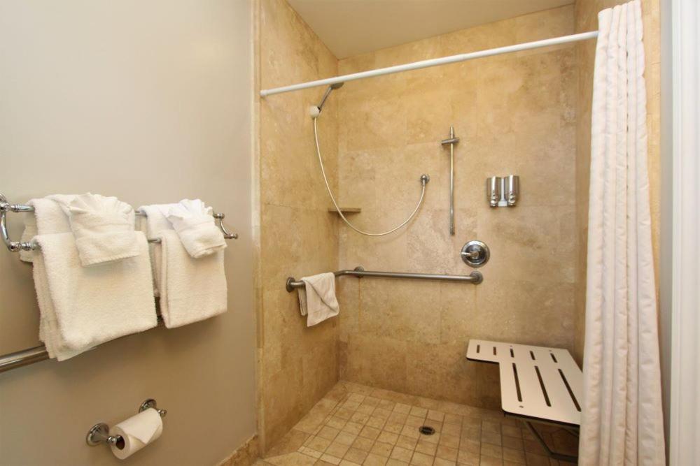 Queen Room with Two Queen Beds - Disability Access photo 2
