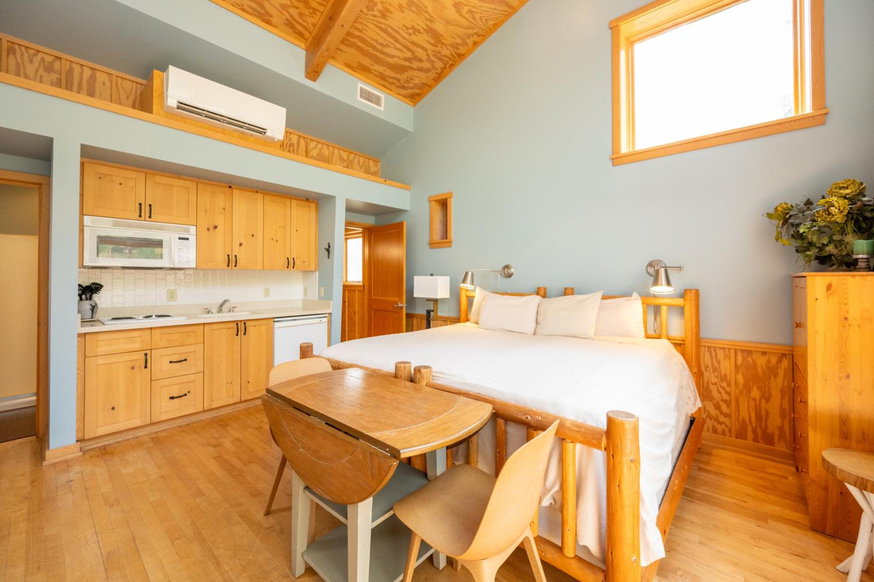 King Kitchenette Cabin