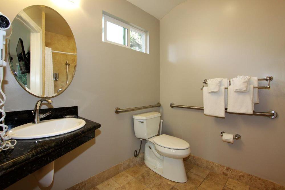 Queen Room with Two Queen Beds - Disability Access photo 3
