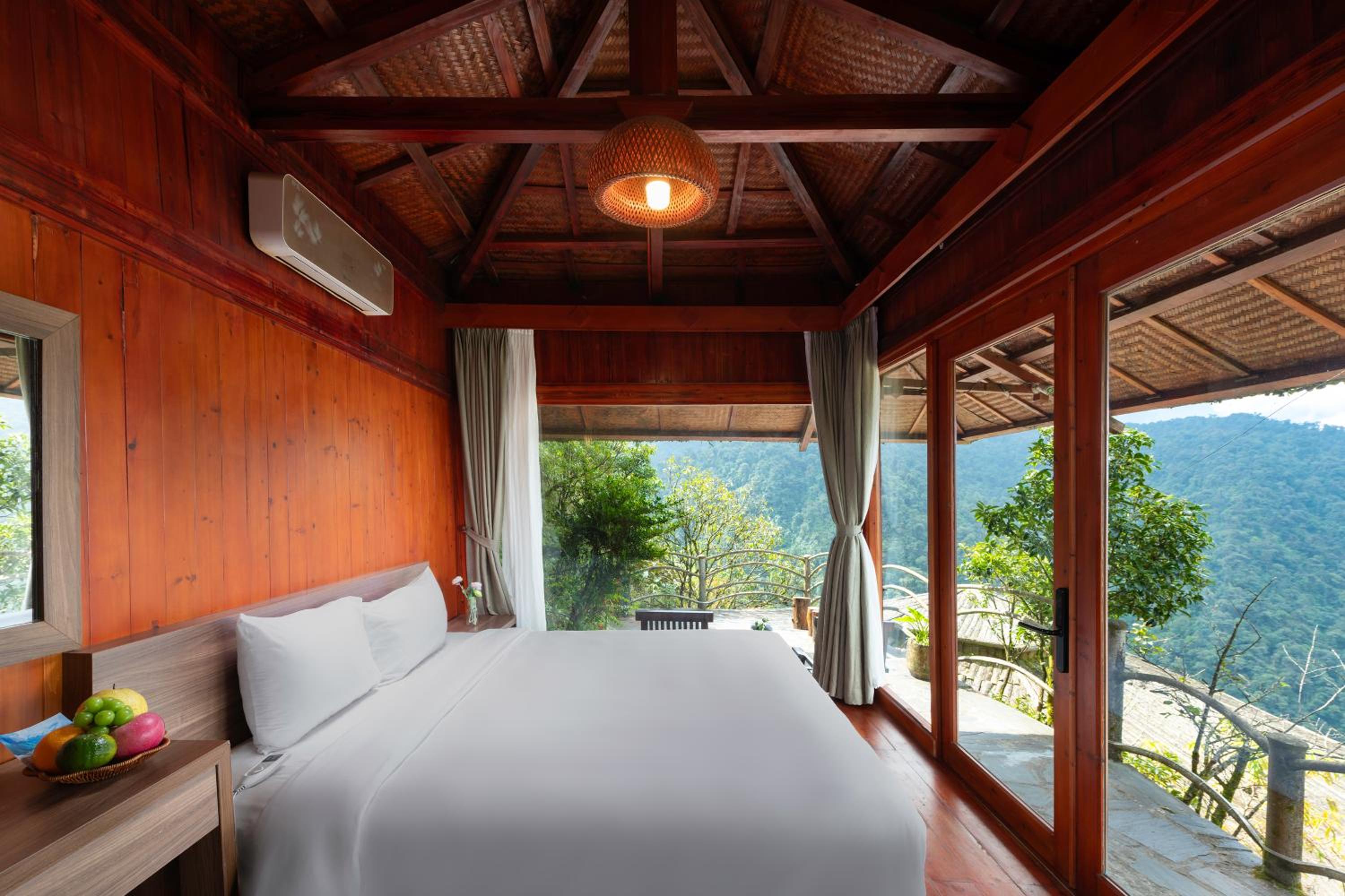 Superior Bungalow - Photo 1