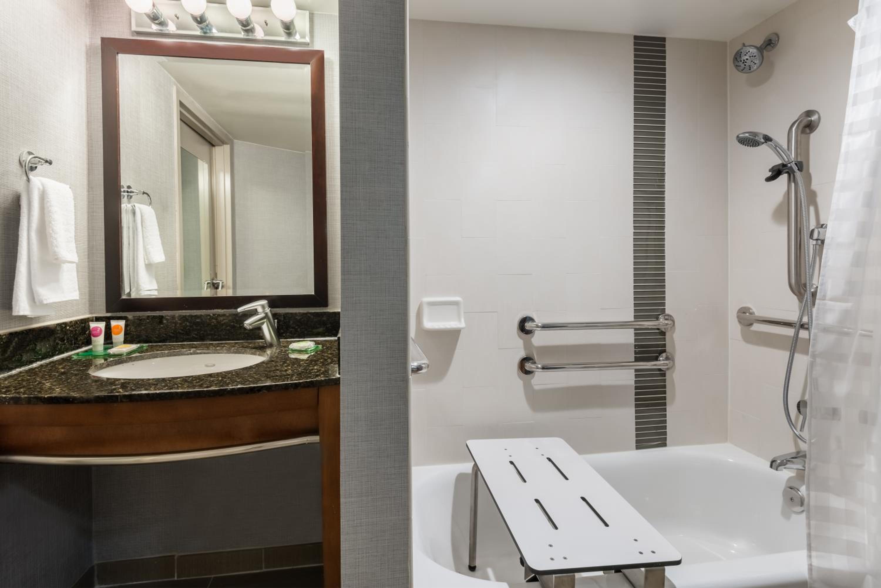 King Room with Accessible Tub - Disability Access - Photo 15