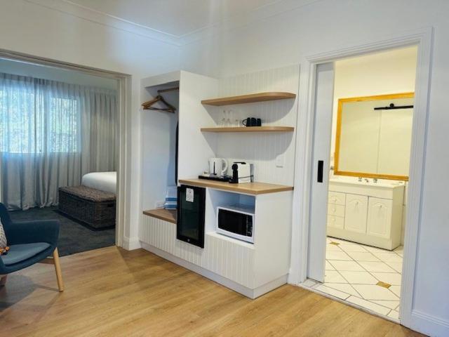 King Room with No View - Larger Room - Non Smoking/Ground floor photo 3