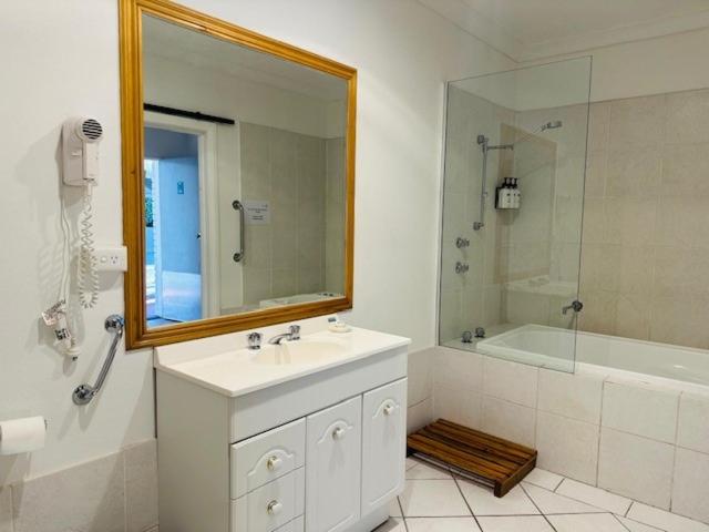 King Room with No View - Larger Room - Non Smoking/Ground floor