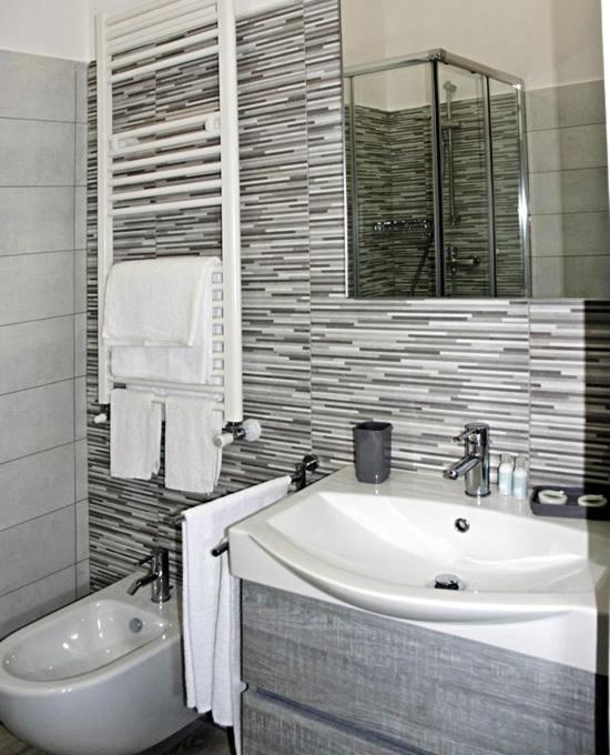 Double Room with Private Bathroom - Photo 3