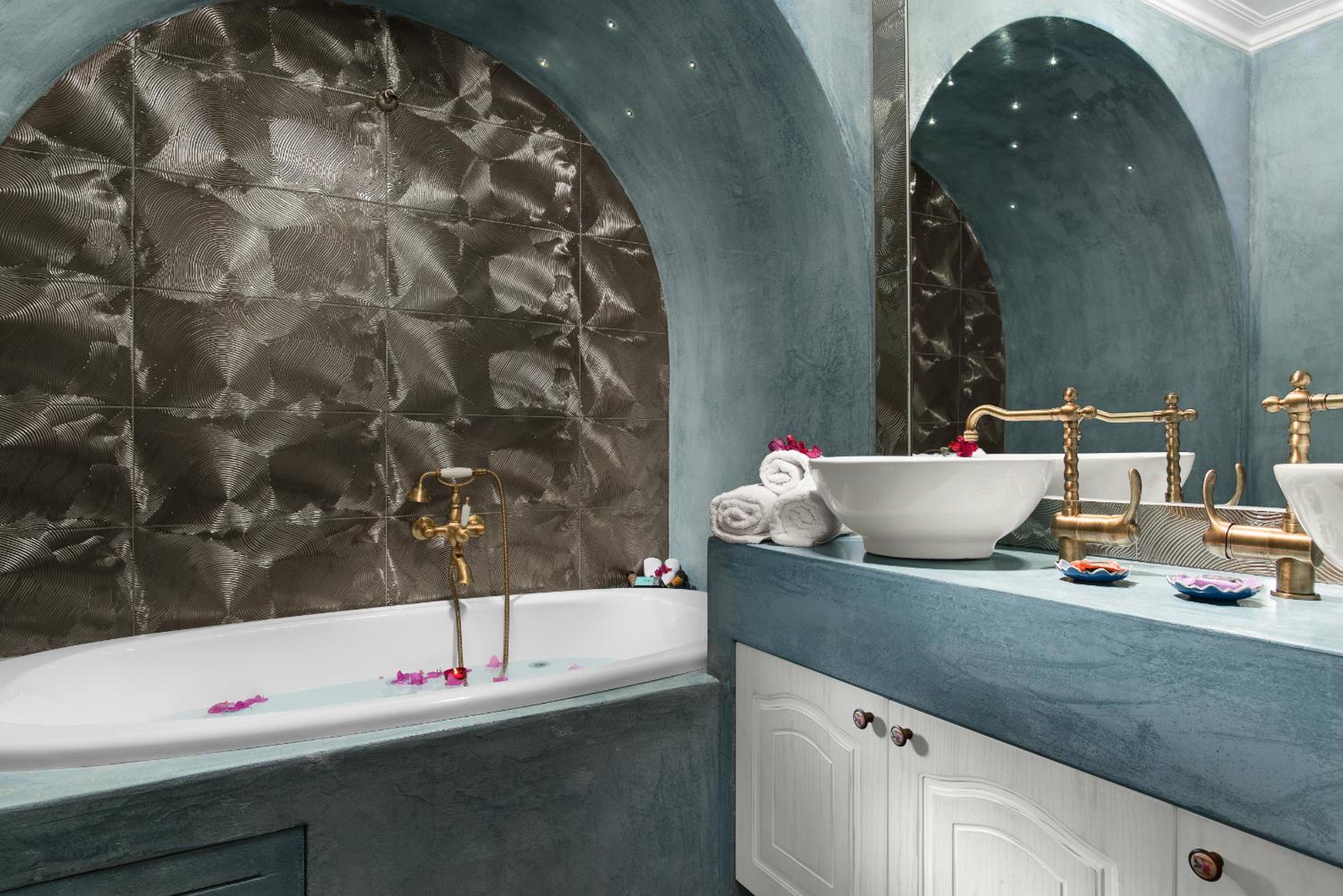 Suite with Spa Bath - Photo 10
