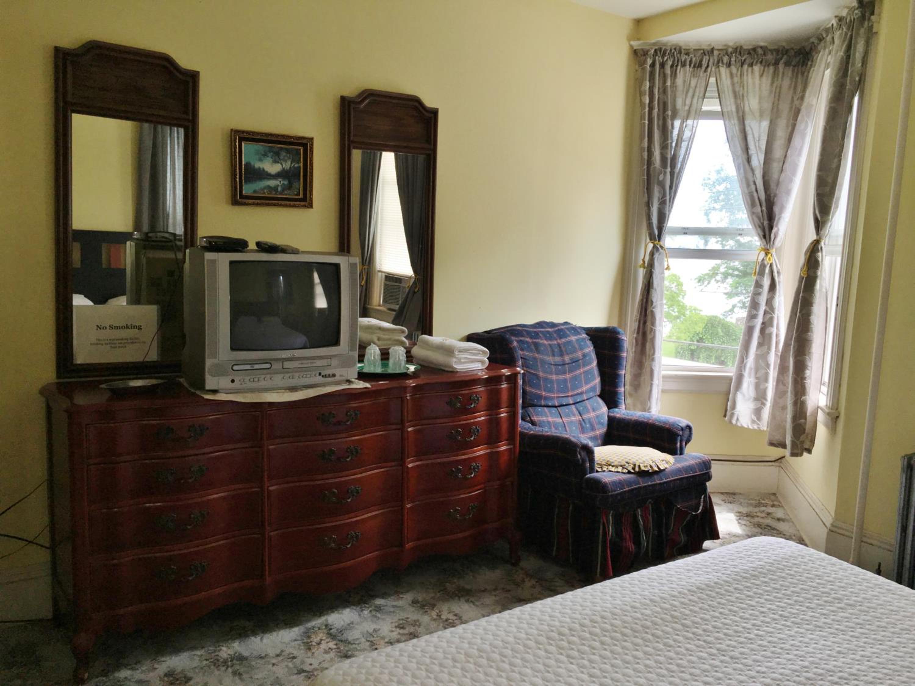 Queen Room with Shared Bathroom photo 3