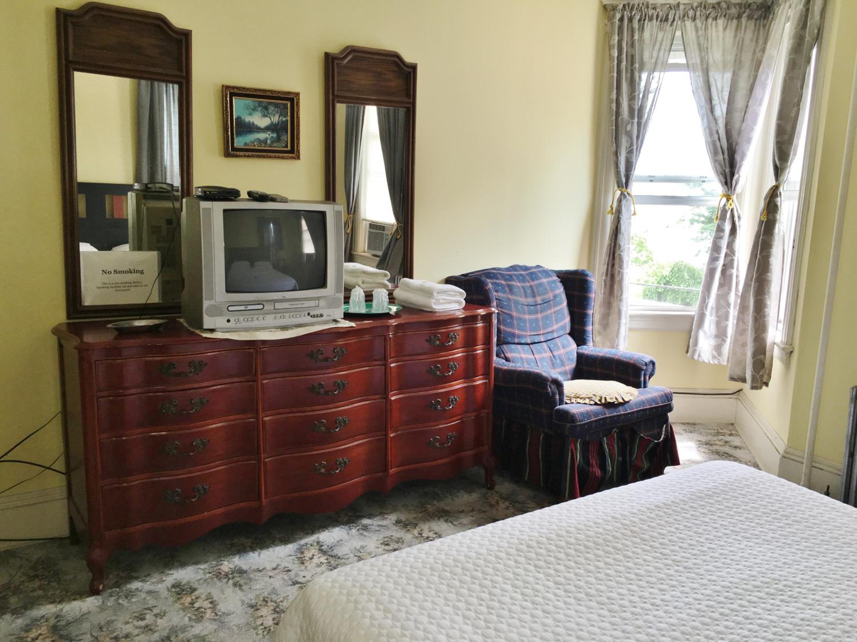 Queen Room with Shared Bathroom photo 1