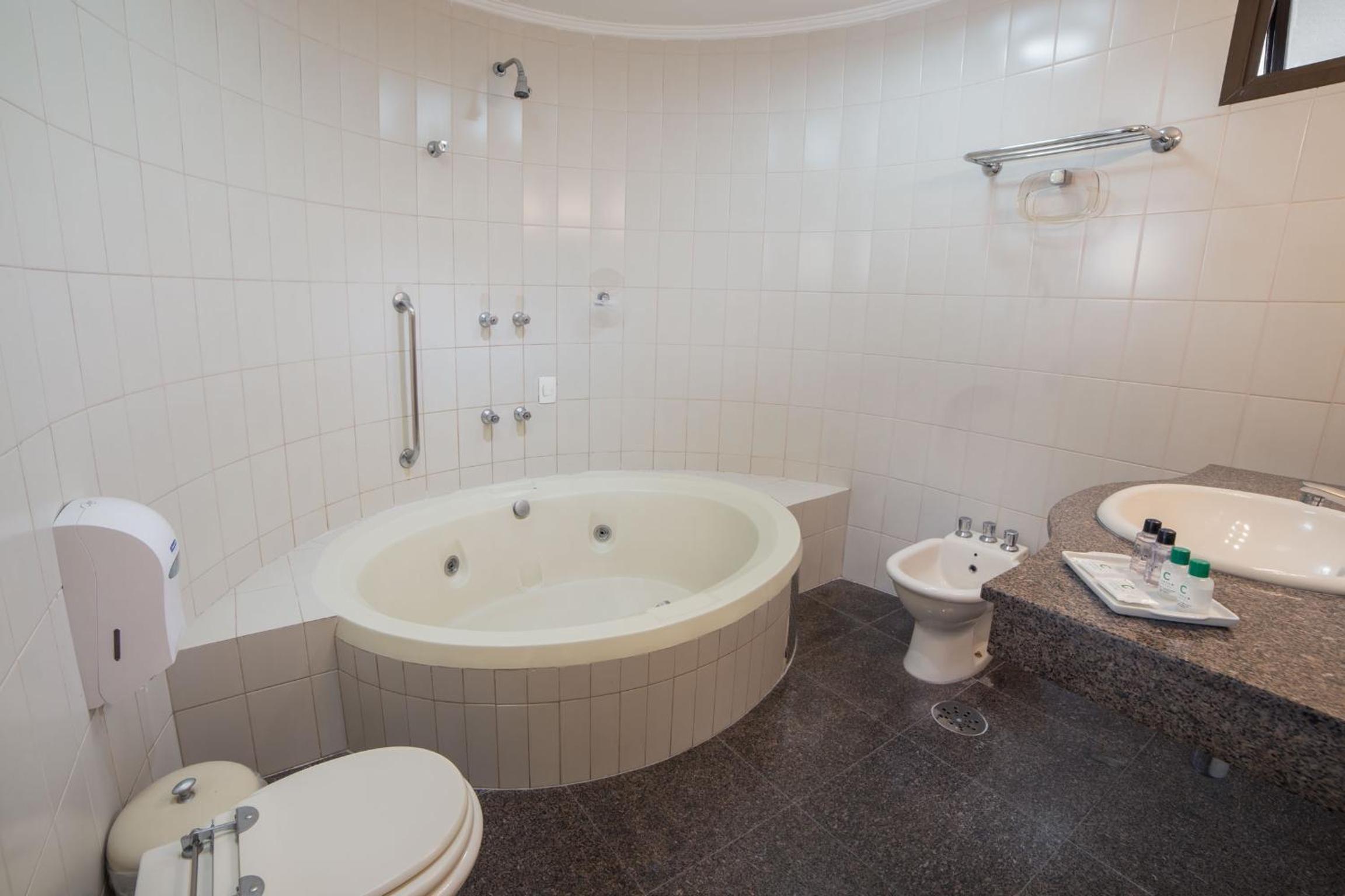 Deluxe Suite with Spa Bath photo 2