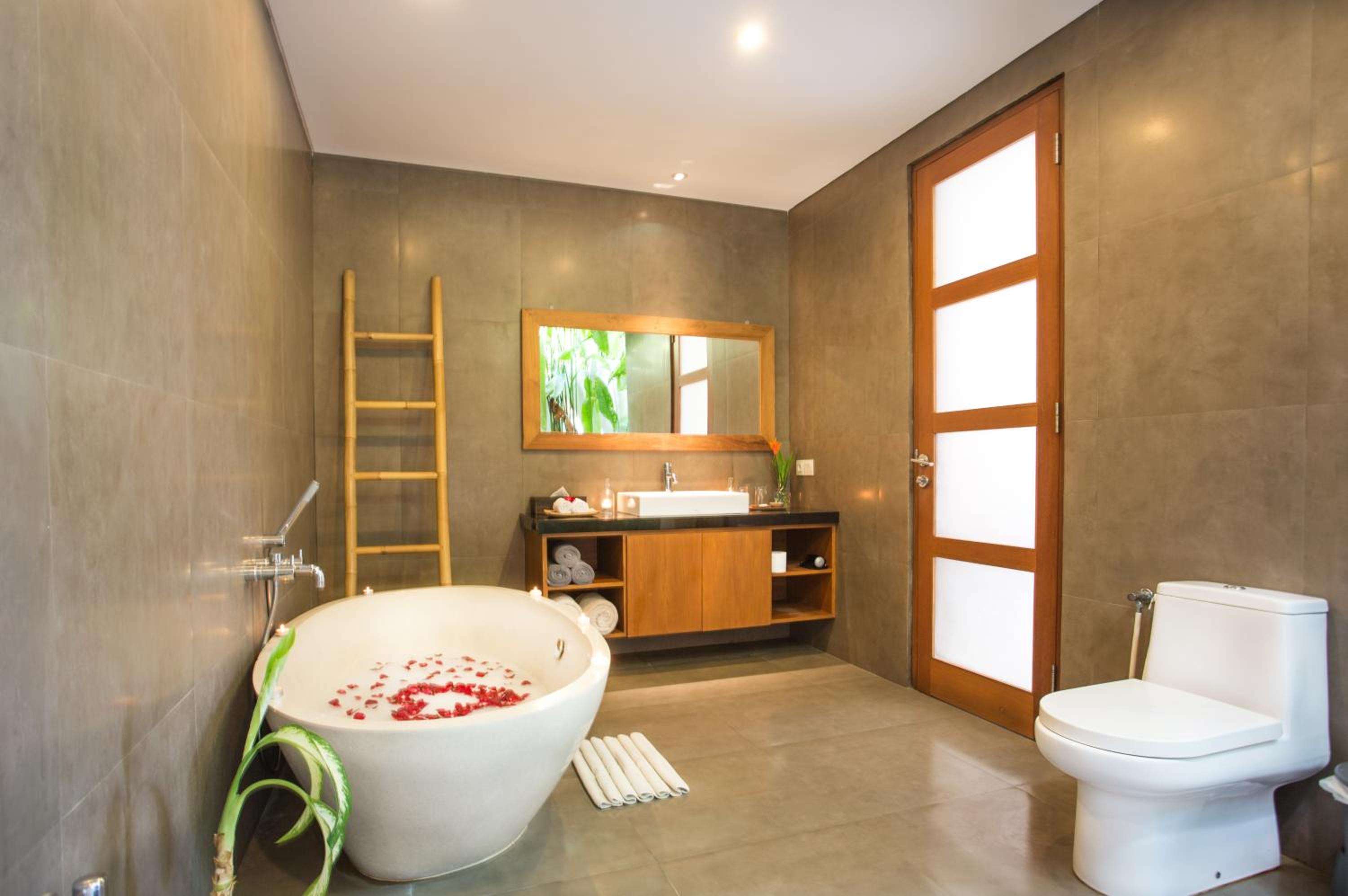 Three-Bedroom Villa with Private Pool and Garden - Photo 3