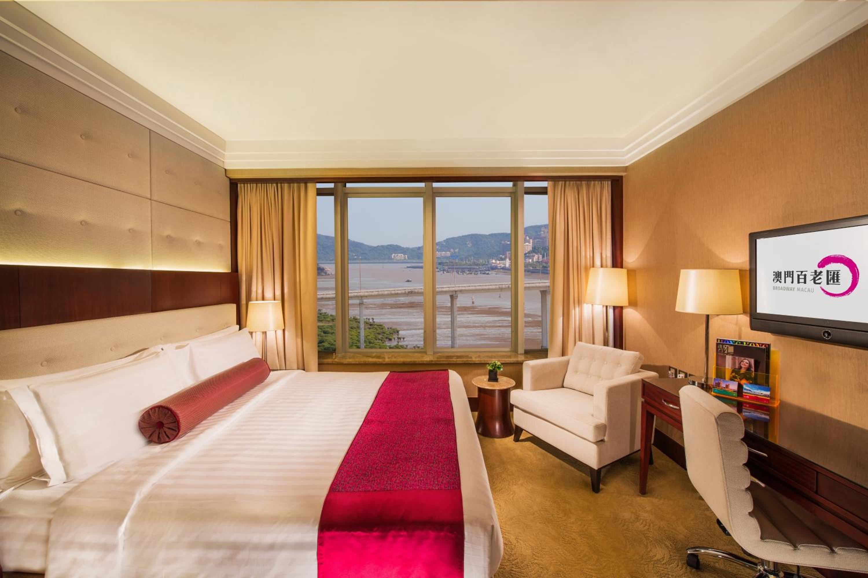 Broadway King Room with River View - Photo 1