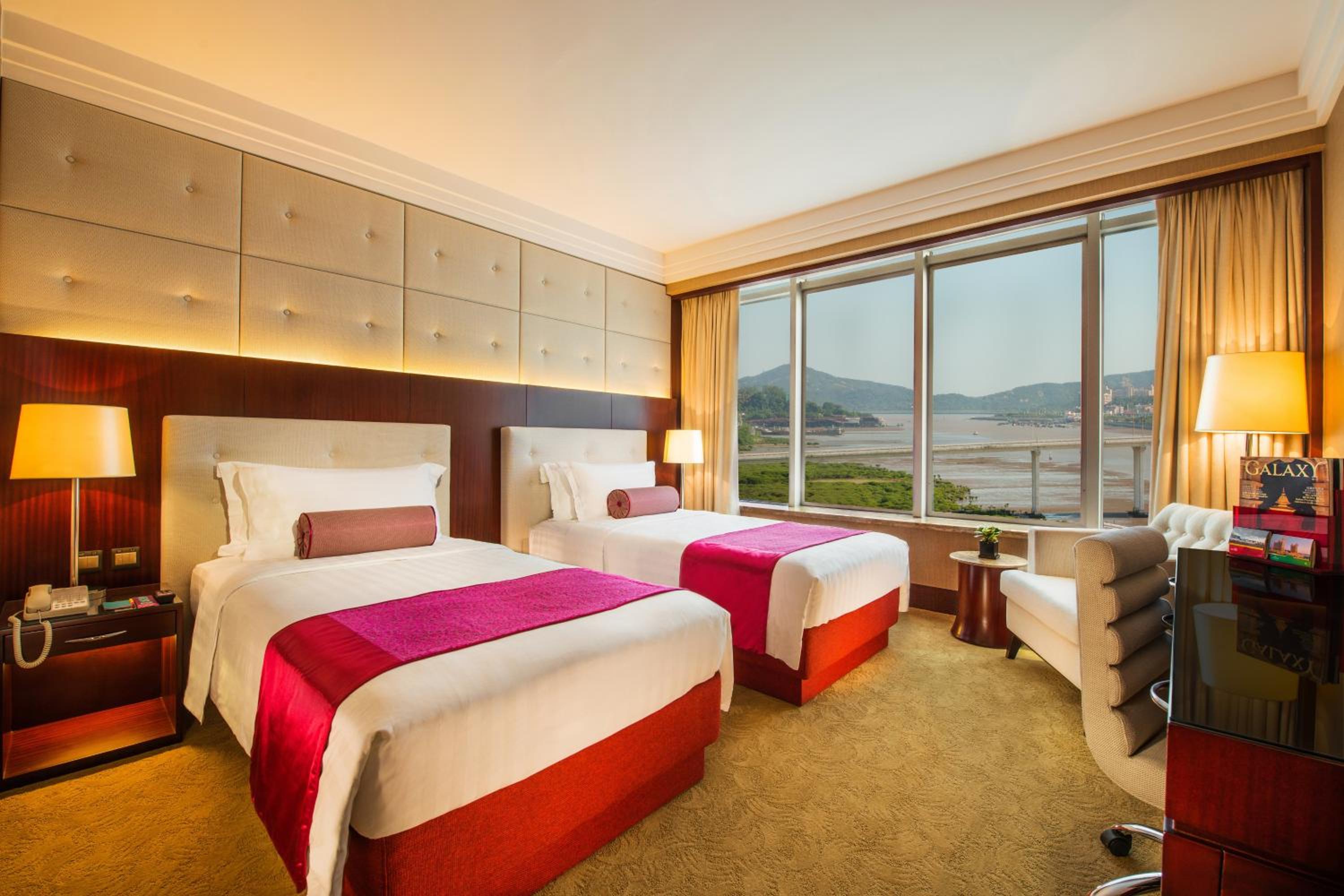 Broadway Twin Room with River View photo 1