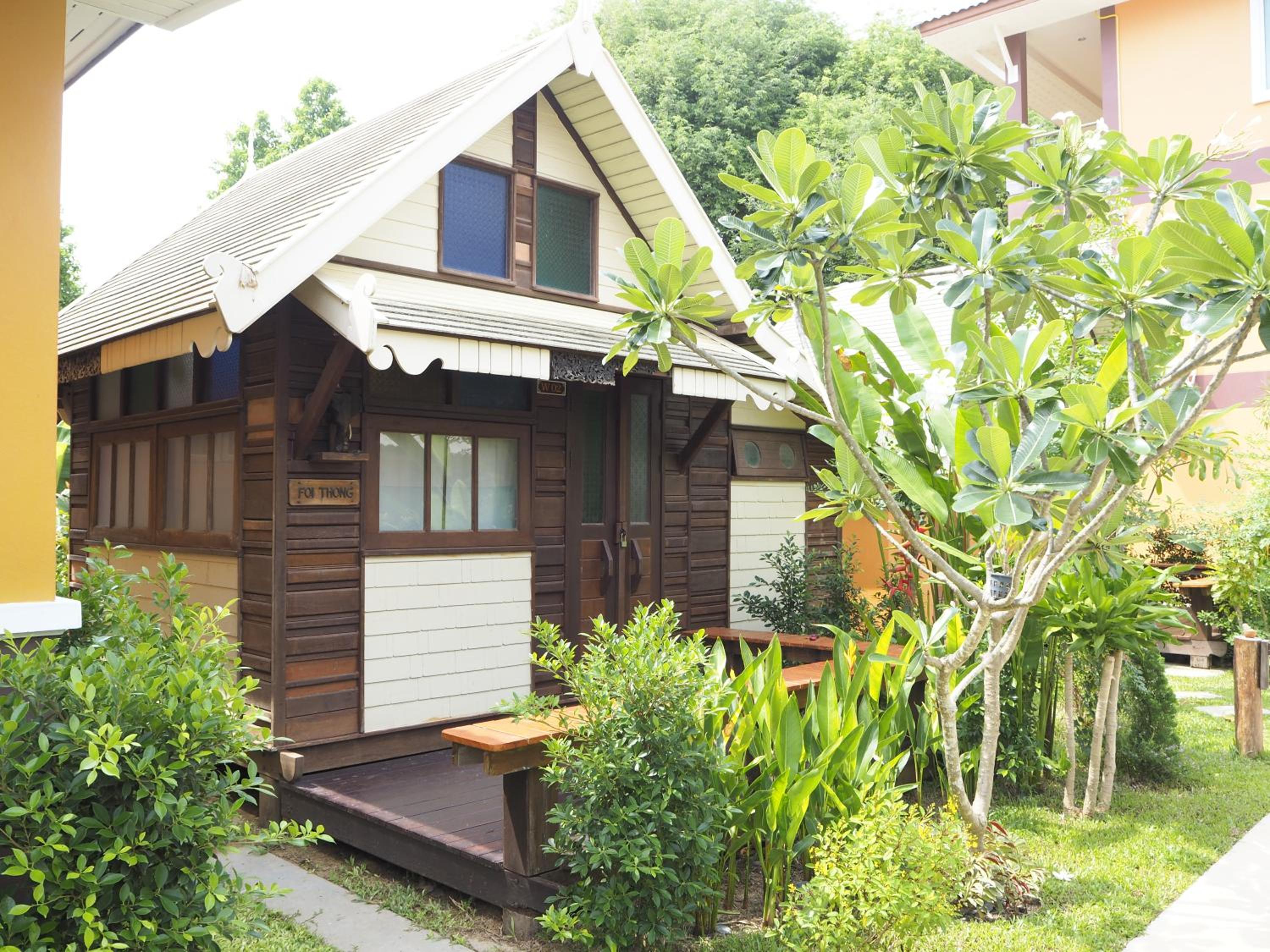 Bungalow with Garden View