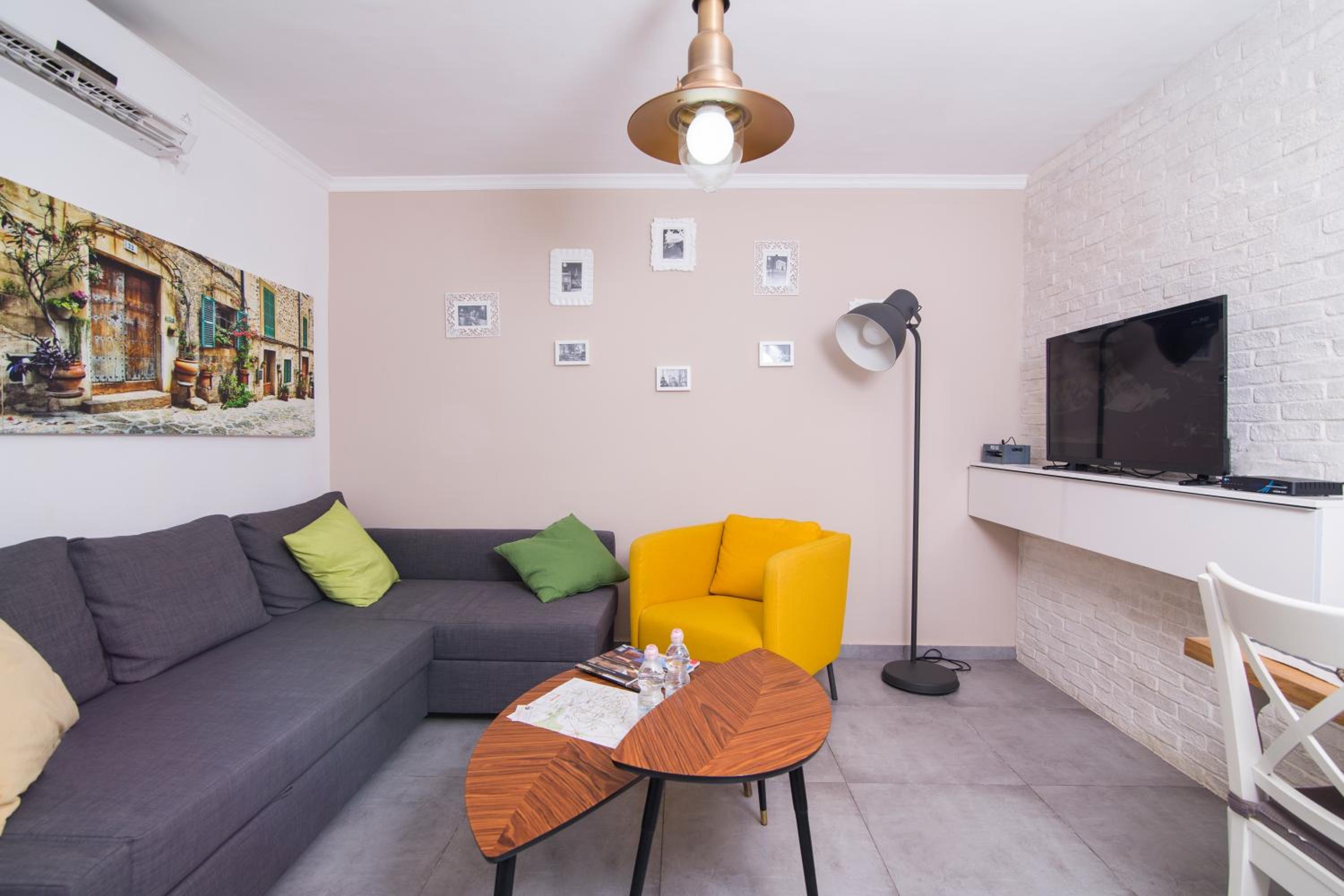Deluxe One-Bedroom Apartment photo 1