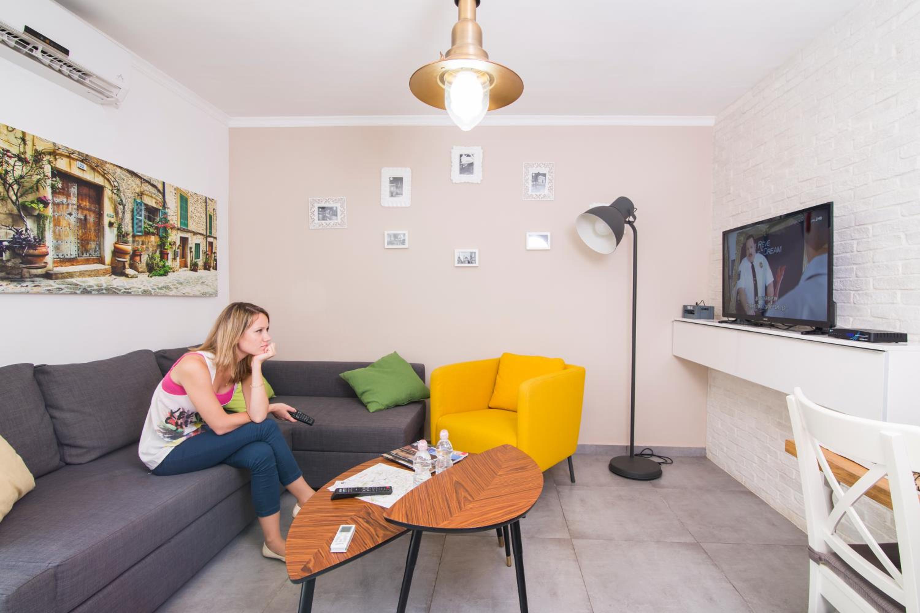 Deluxe One-Bedroom Apartment photo 2