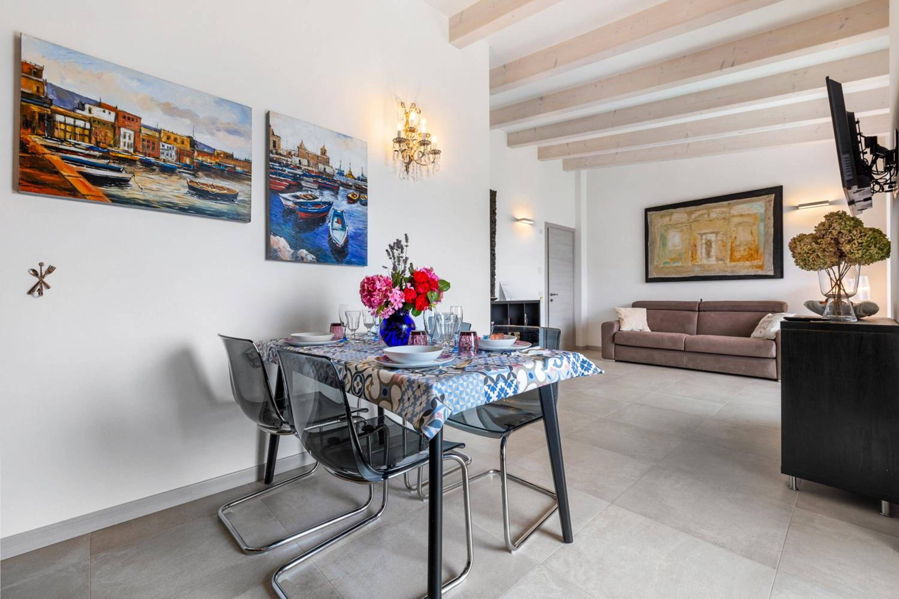 One-Bedroom Apartment with Lake View