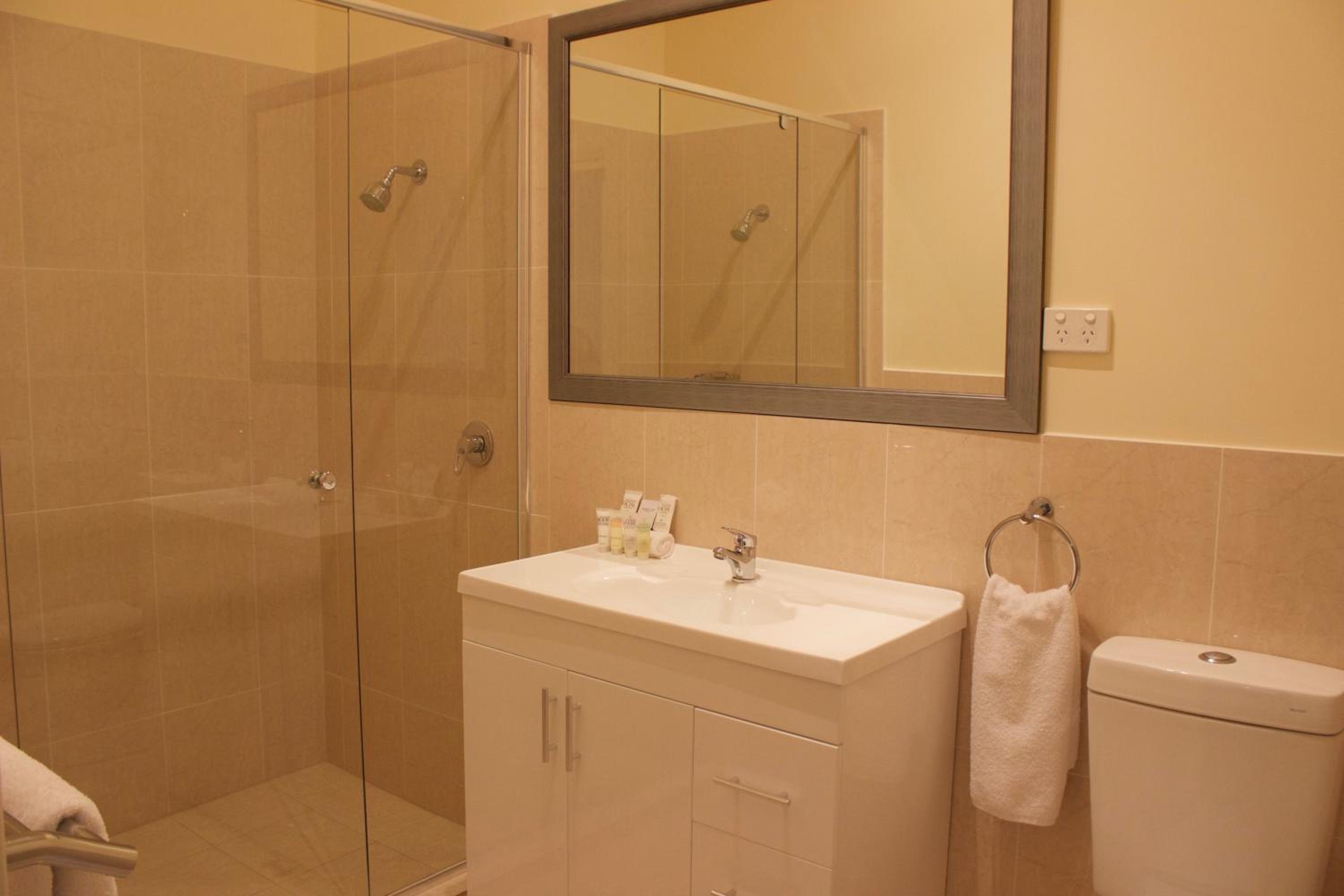 Deluxe King Suite photo 3
