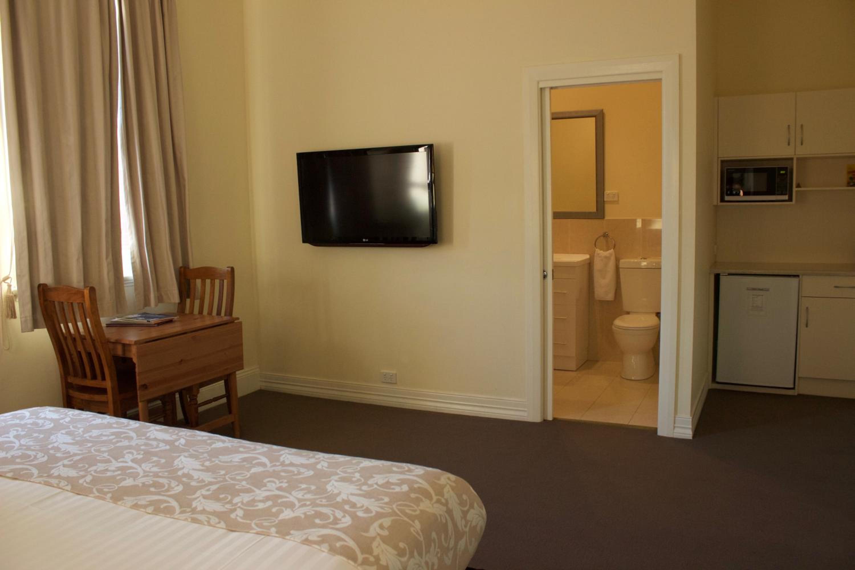 Deluxe King Suite photo 2