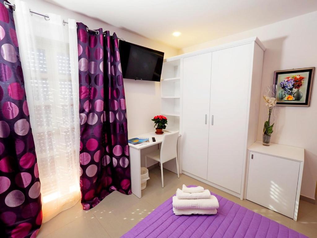 Double or Twin Room with Partial Sea View photo 1
