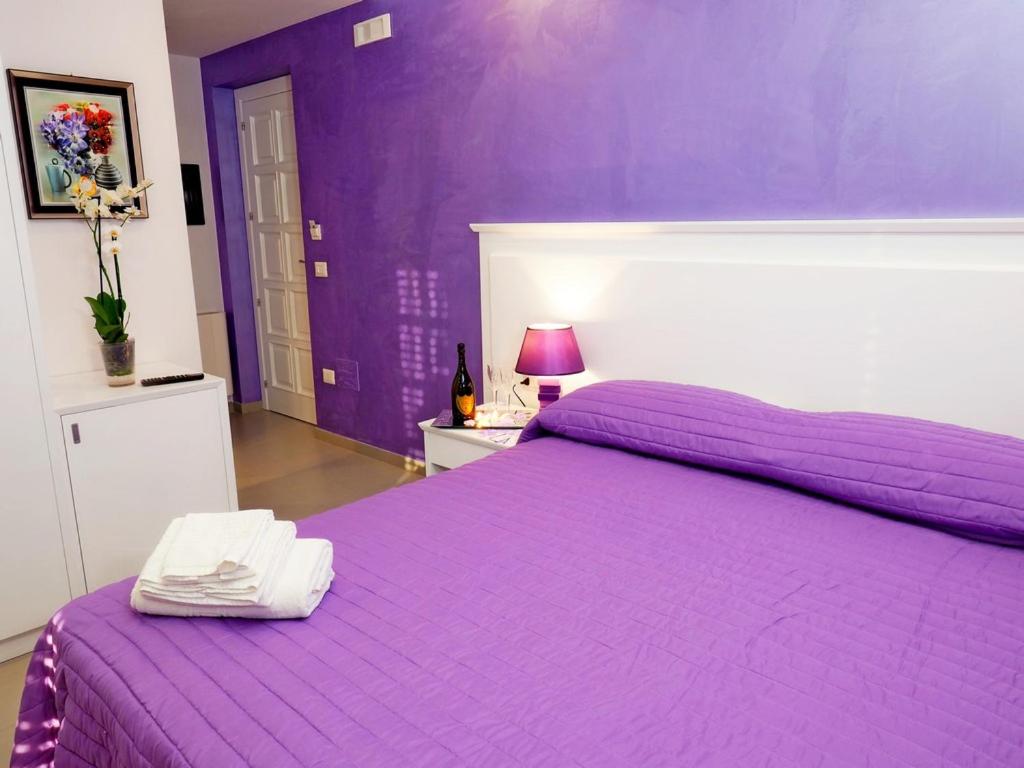 Double or Twin Room with Partial Sea View photo 3