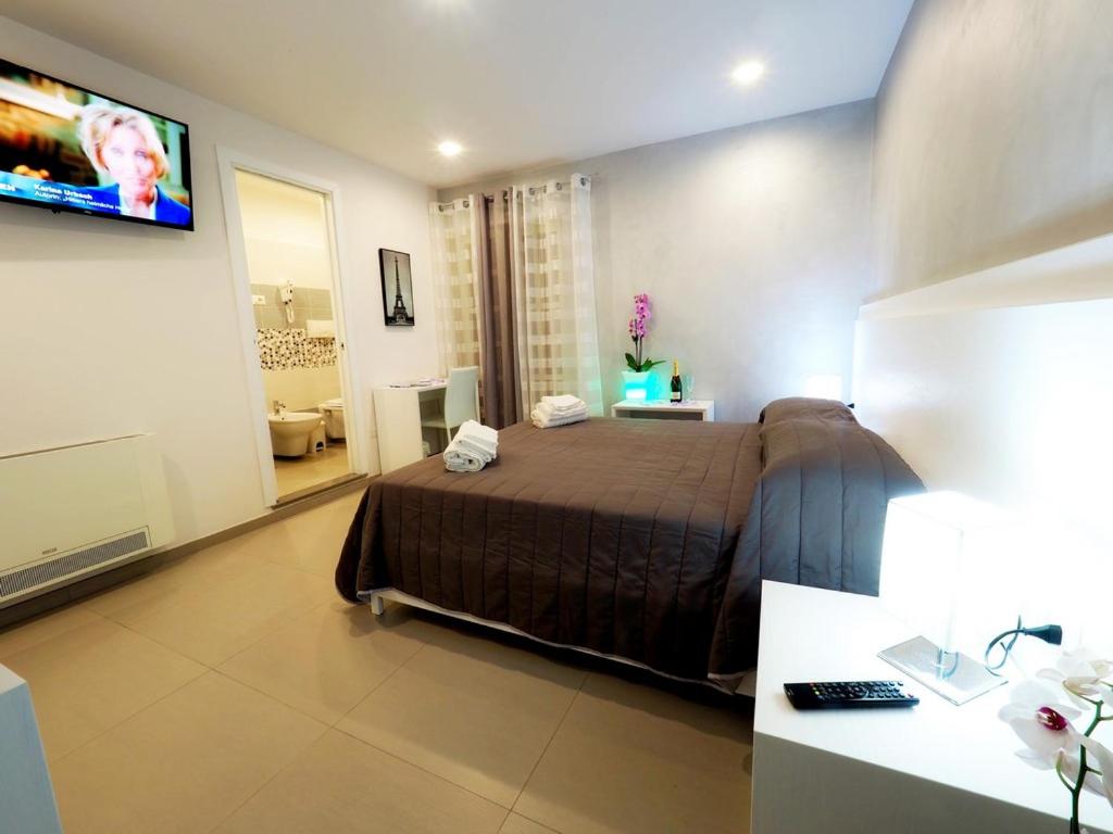 Double or Twin Room with Side Sea View photo 1