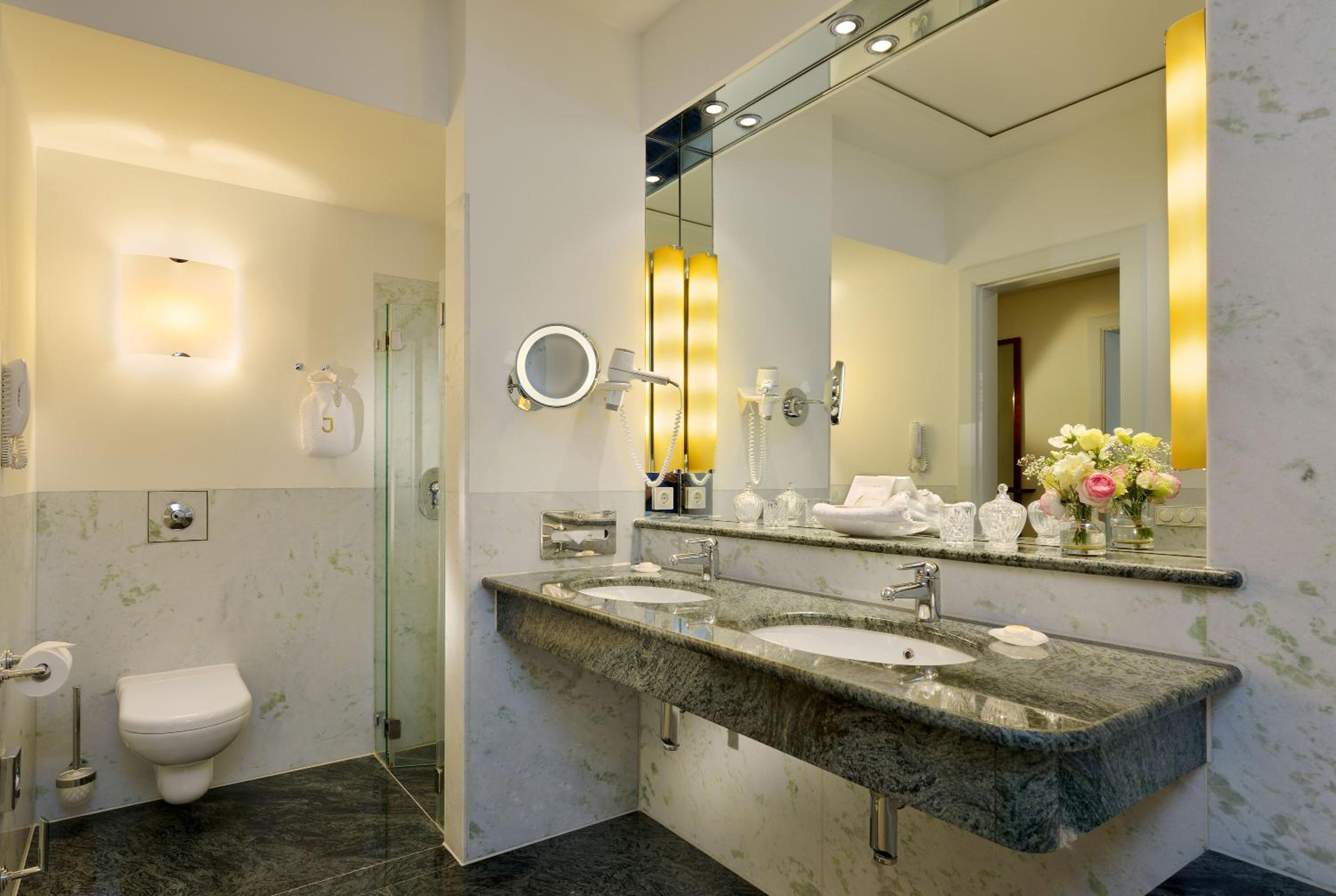 Standard Queen Room with City View photo 1