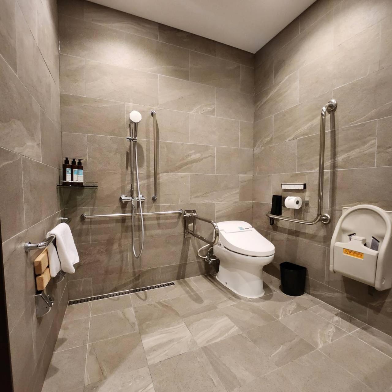 Standard Single - Wheelchair accessible photo 2