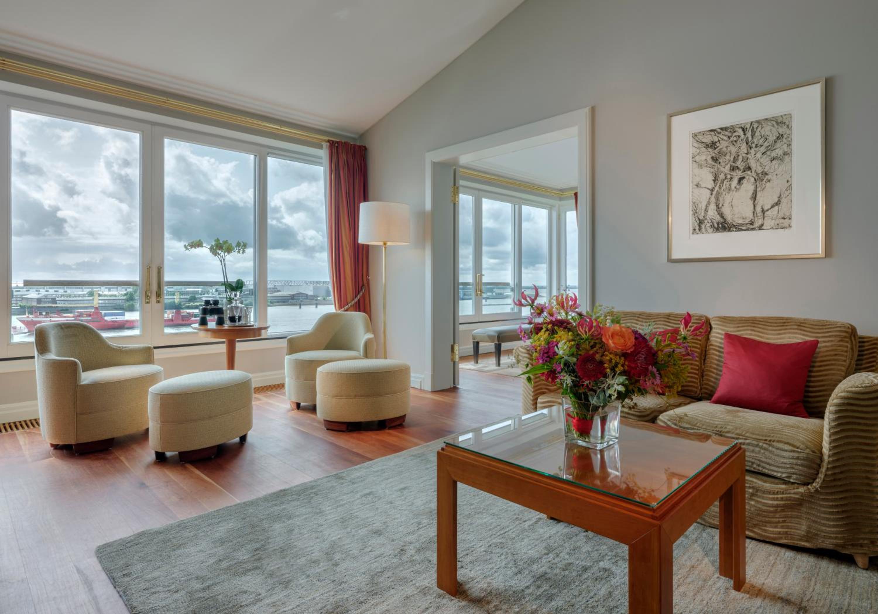 Standard Queen Room with City View photo 2