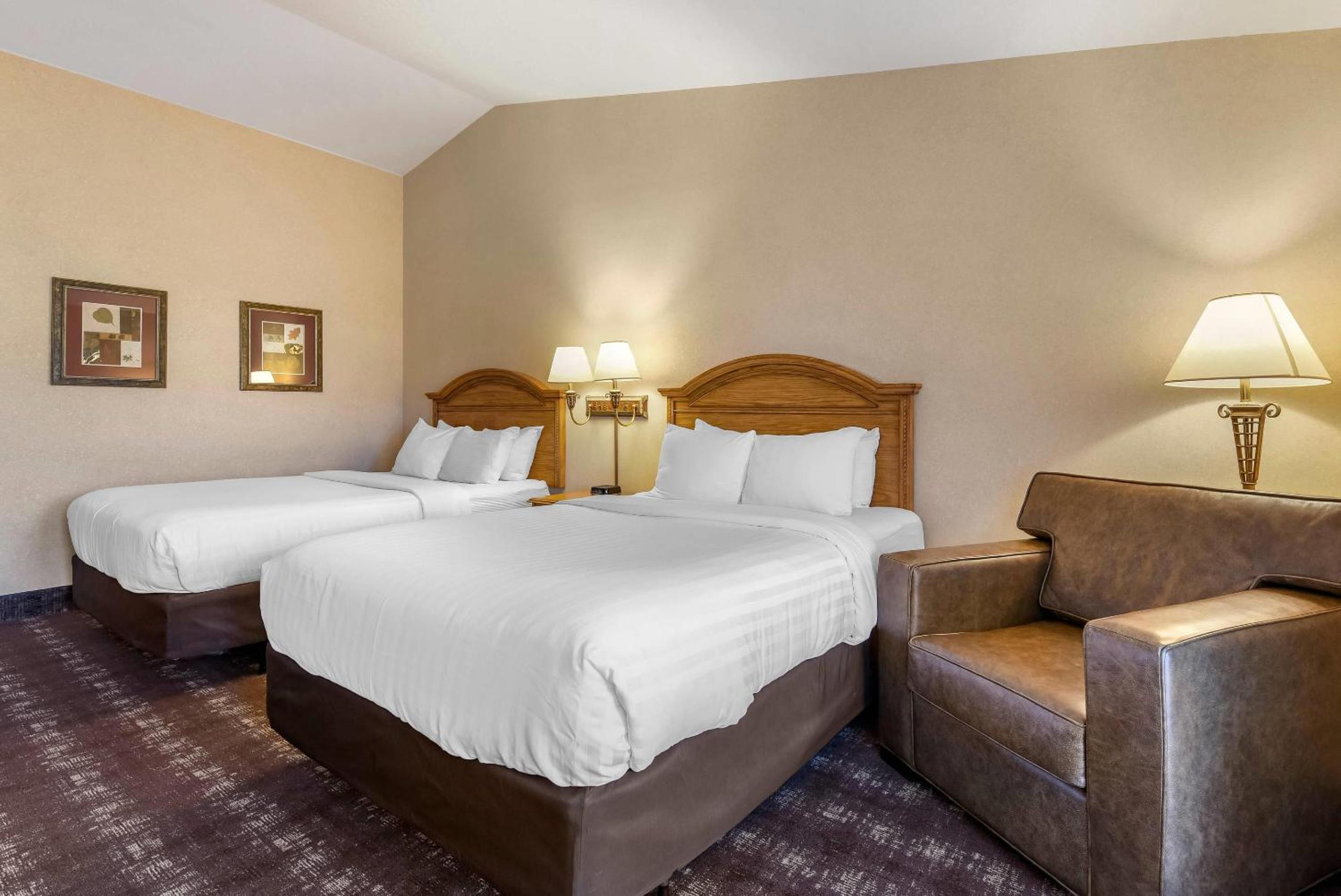 Quadruple Room with Two Queen Beds - Non Smoking/Pet Friendly - Photo 3