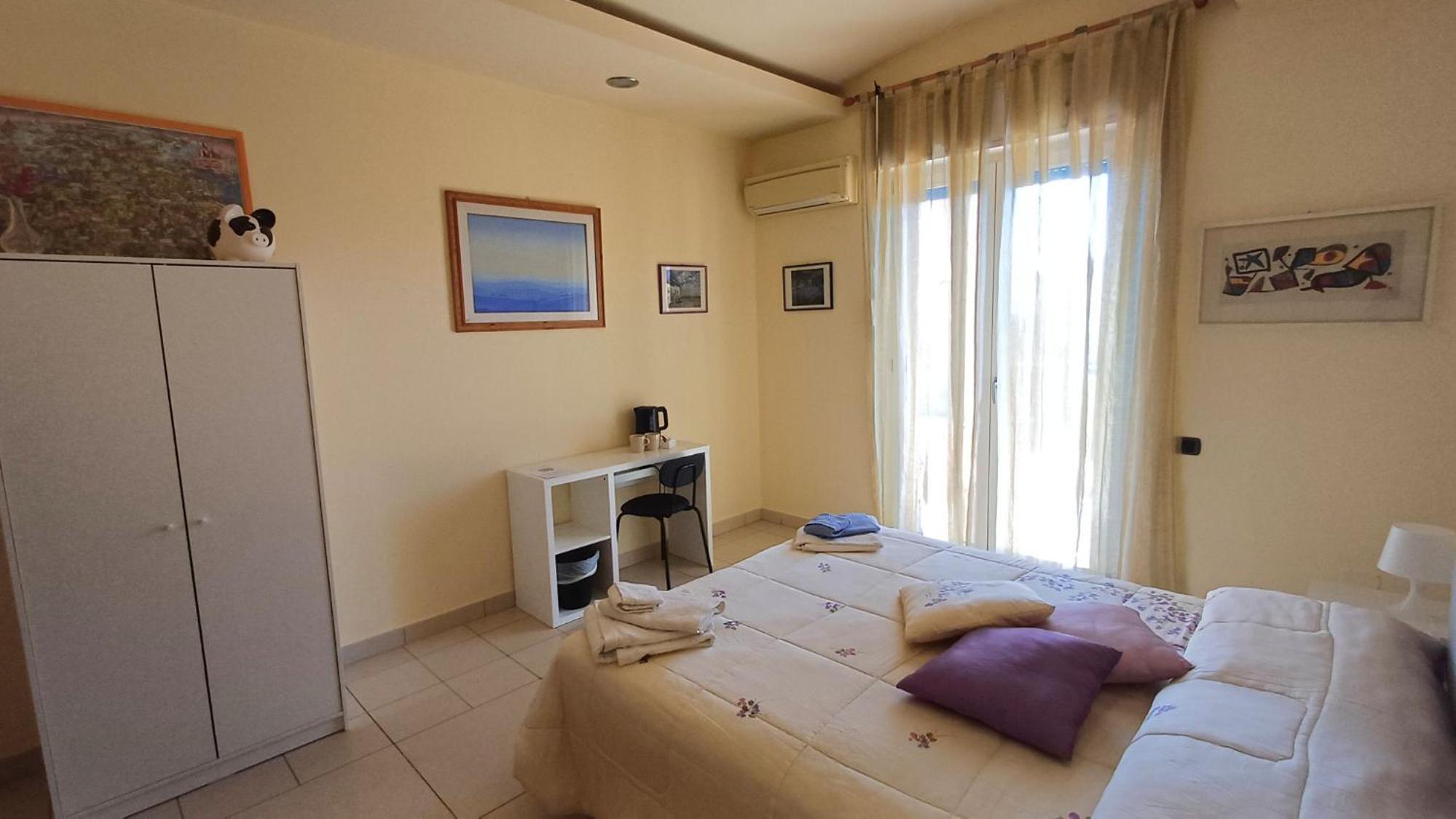 Camera Matrimoniale con Balcone e Bagno condiviso photo 3