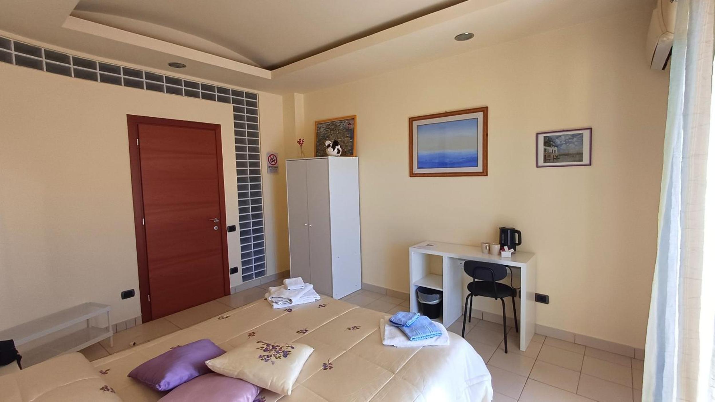 Camera Matrimoniale con Balcone e Bagno condiviso photo 2