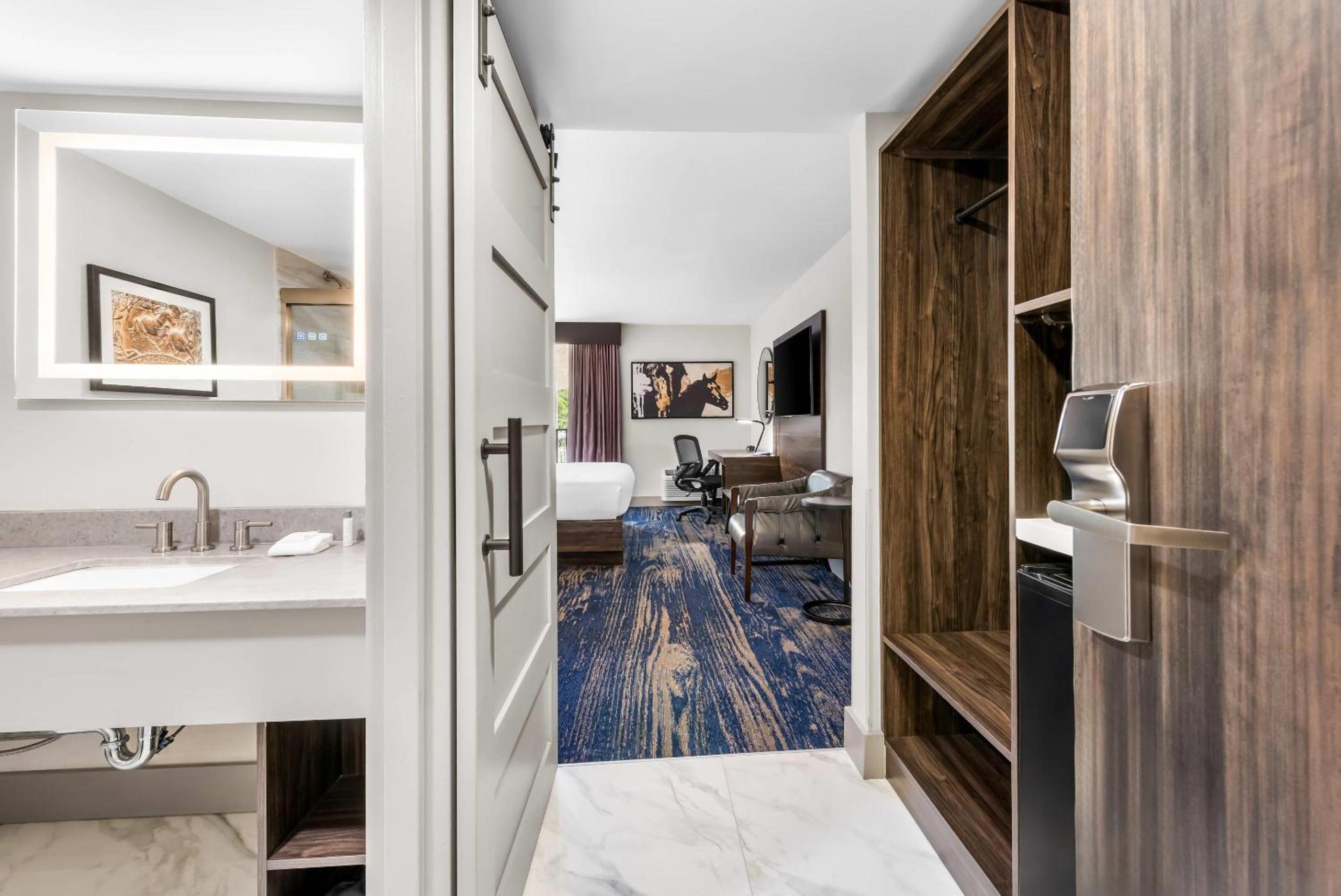 Deluxe King Room - Photo 2