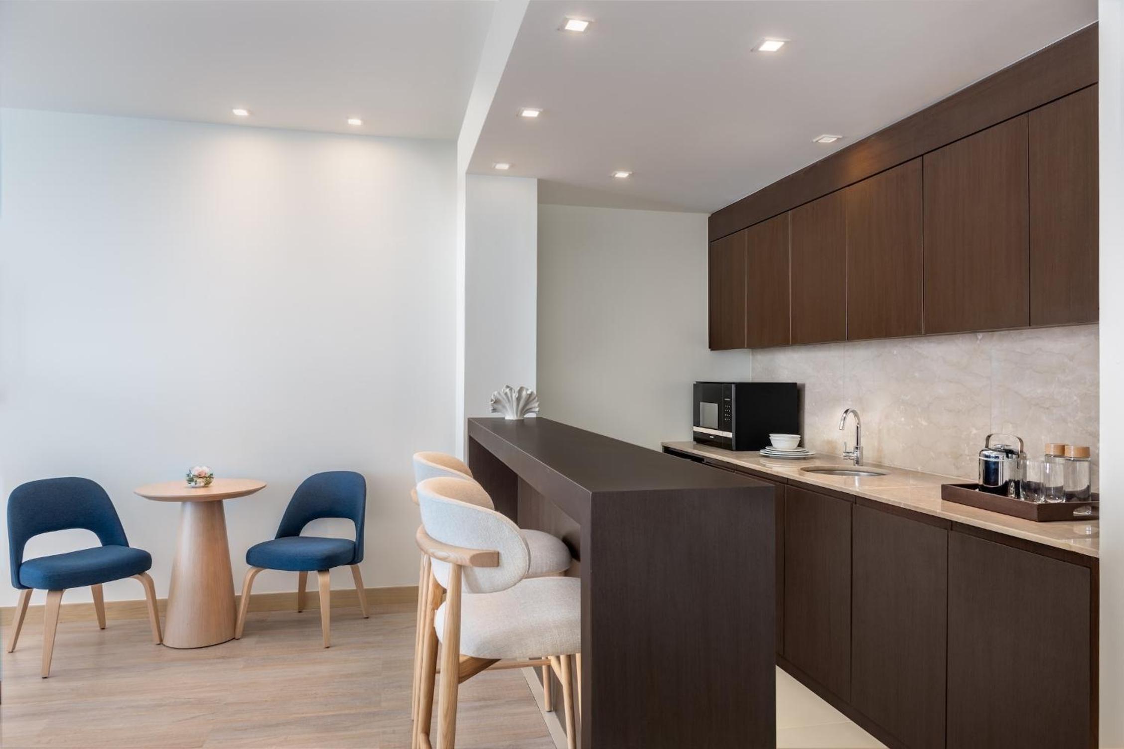 One-Bedroom Suite with Sea View/Balcony/Living Area - Theme Park