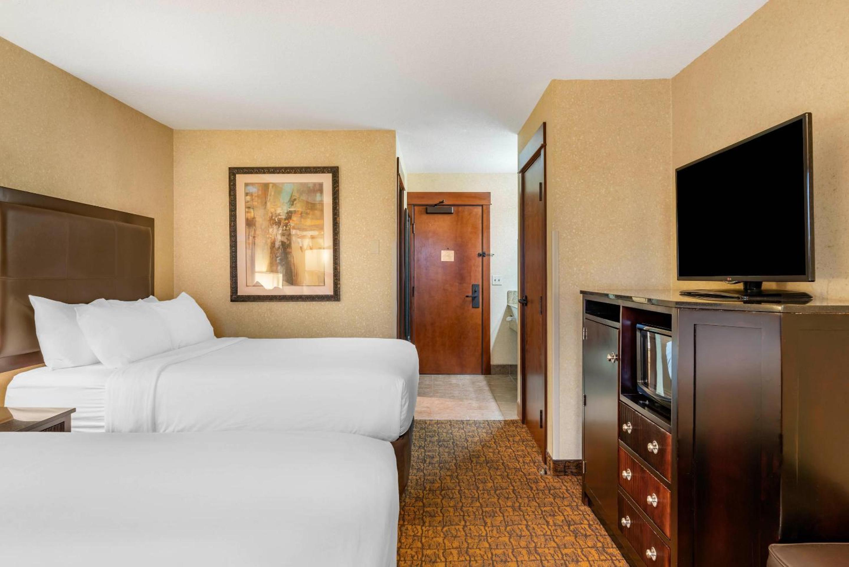 Quadruple Room with Two Queen Beds - Non Smoking