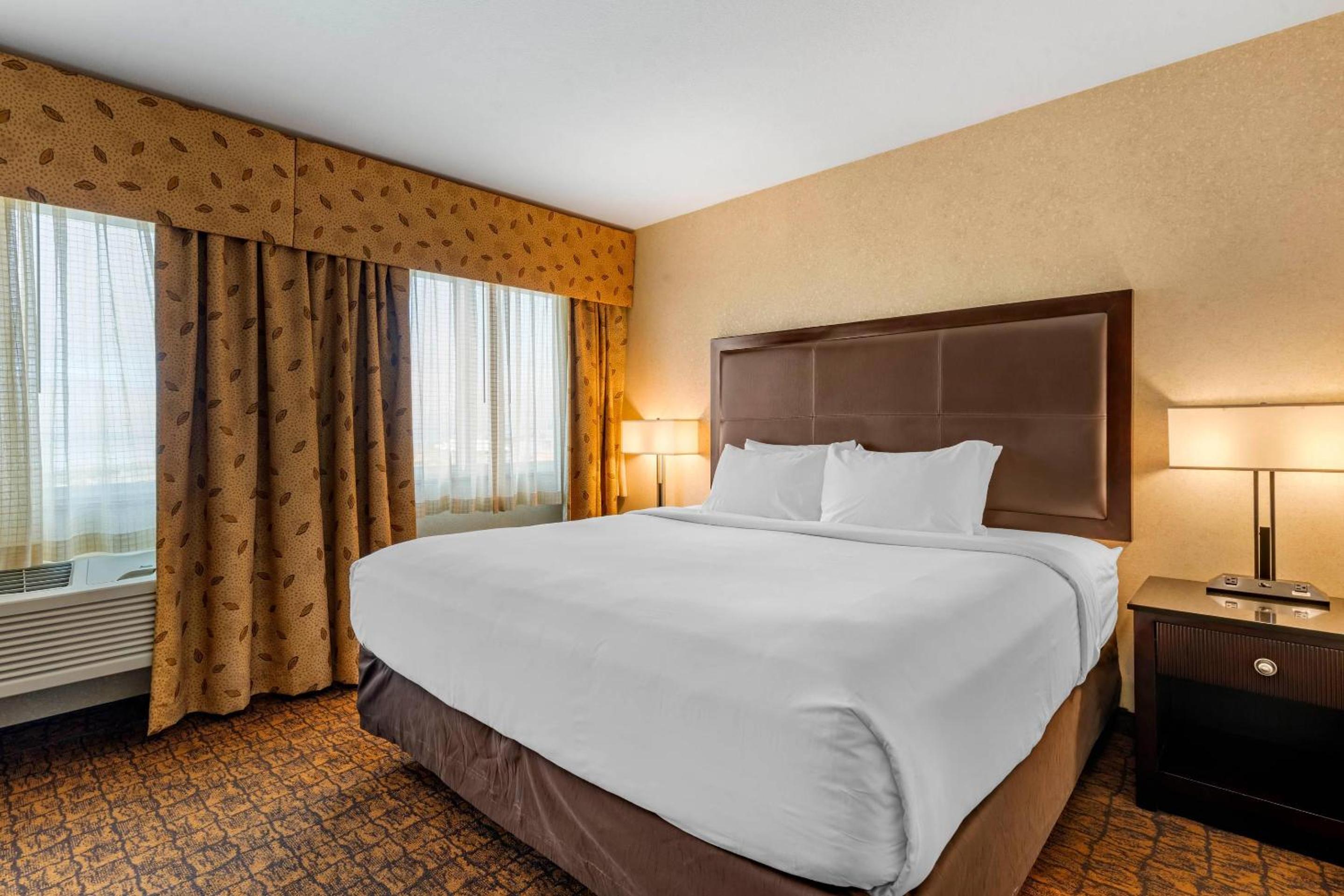 Queen Room with Tub - Disability Access/Non Smoking