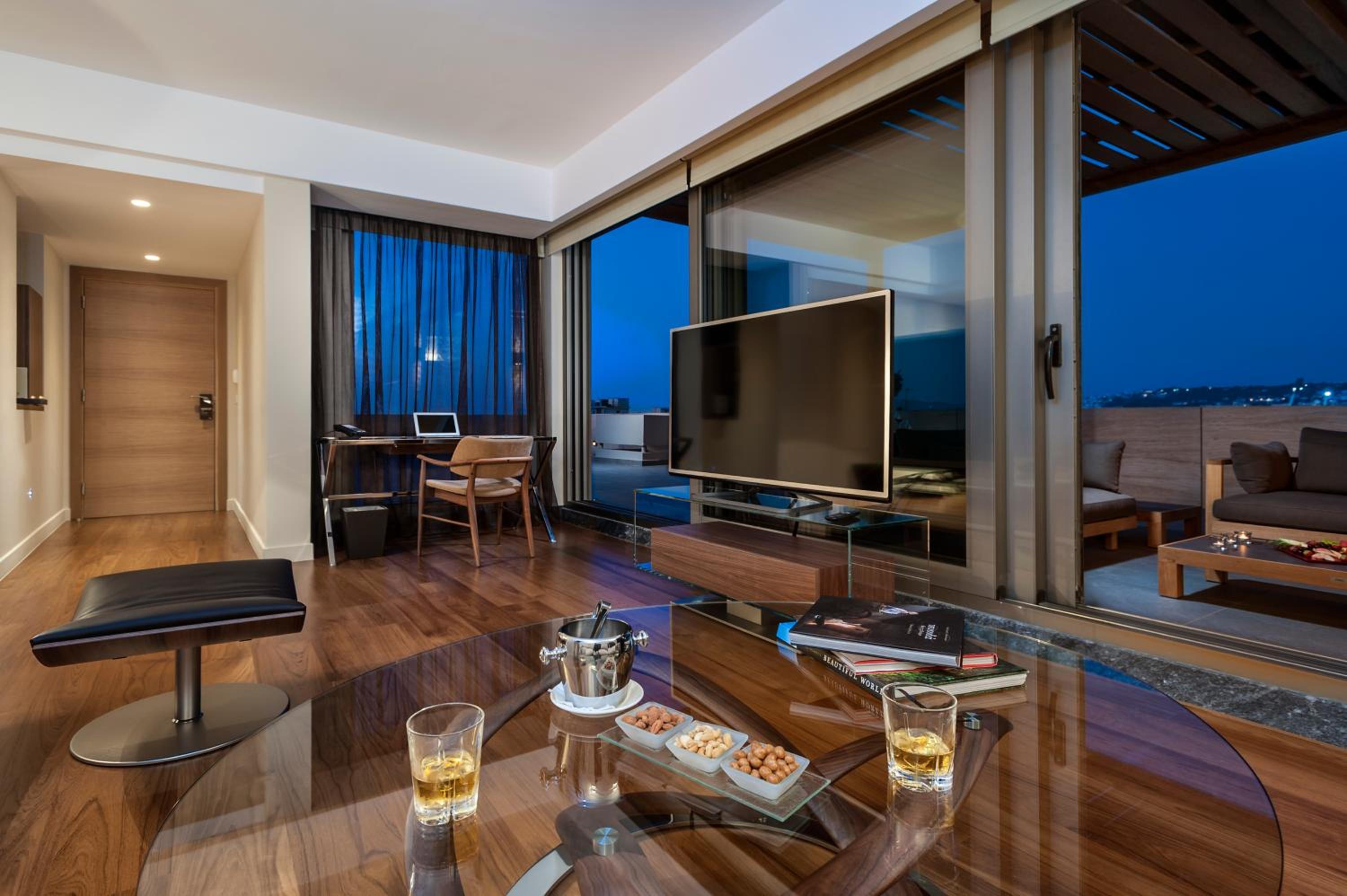 The Luxury Penthouse Suite thumbnail 6