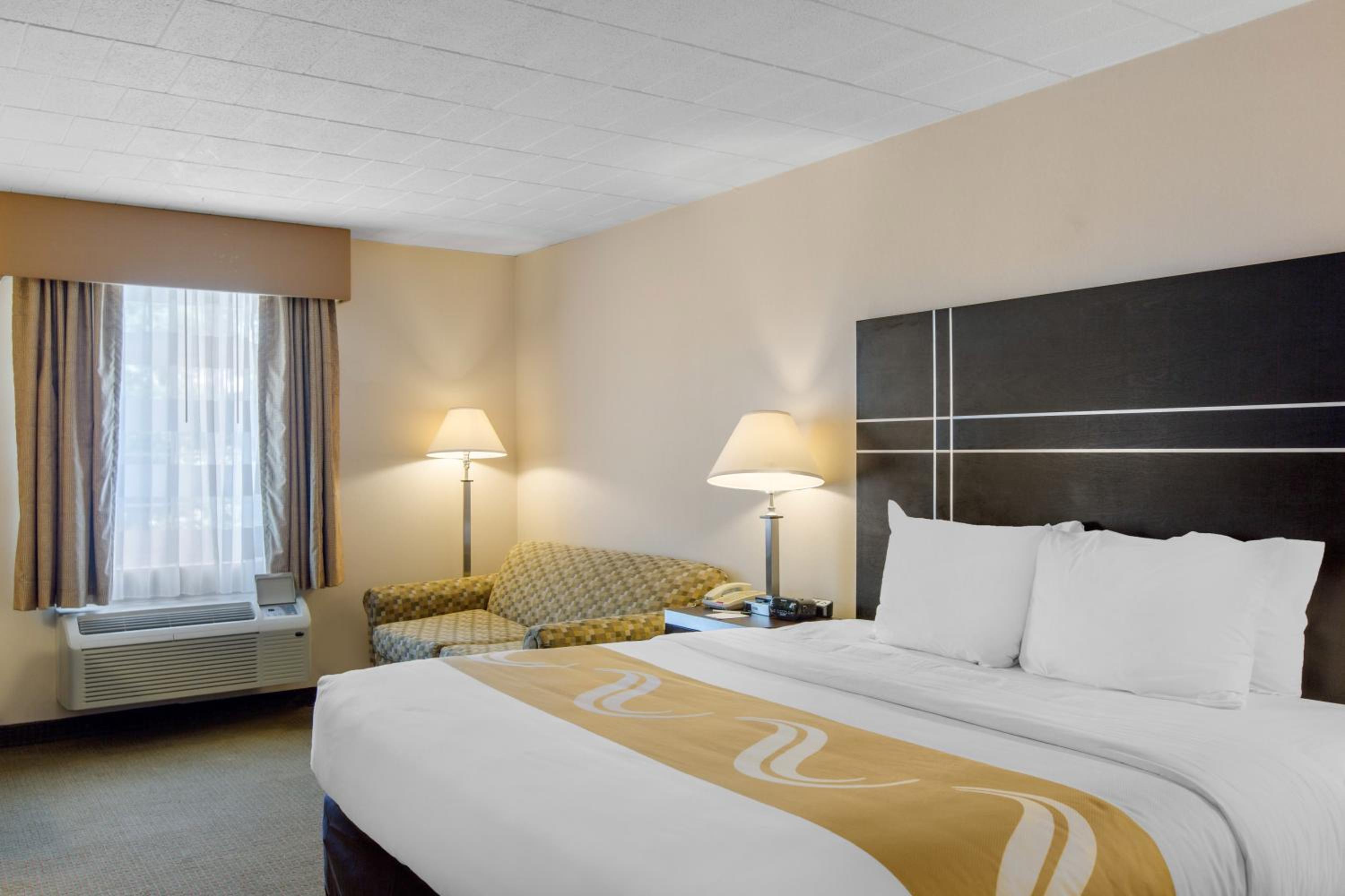 King Room with Roll-In Shower - Accessible/Non-Smoking - Photo 1