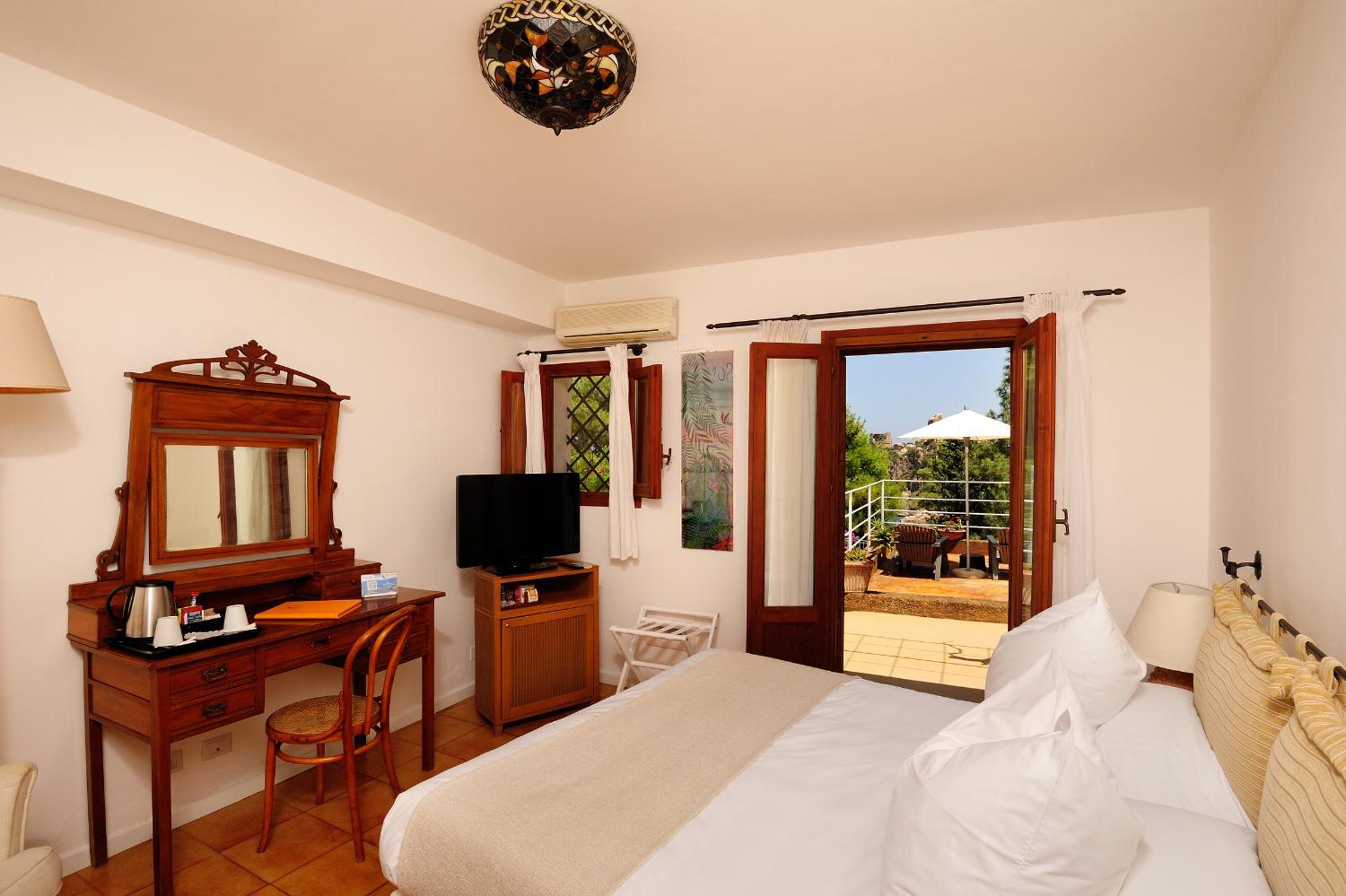 Standard Double or Twin Room - Photo 11
