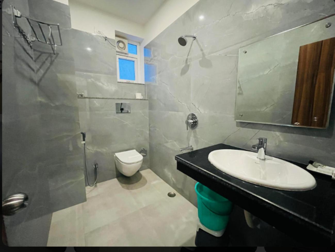 Family Room with Bathroom photo 2