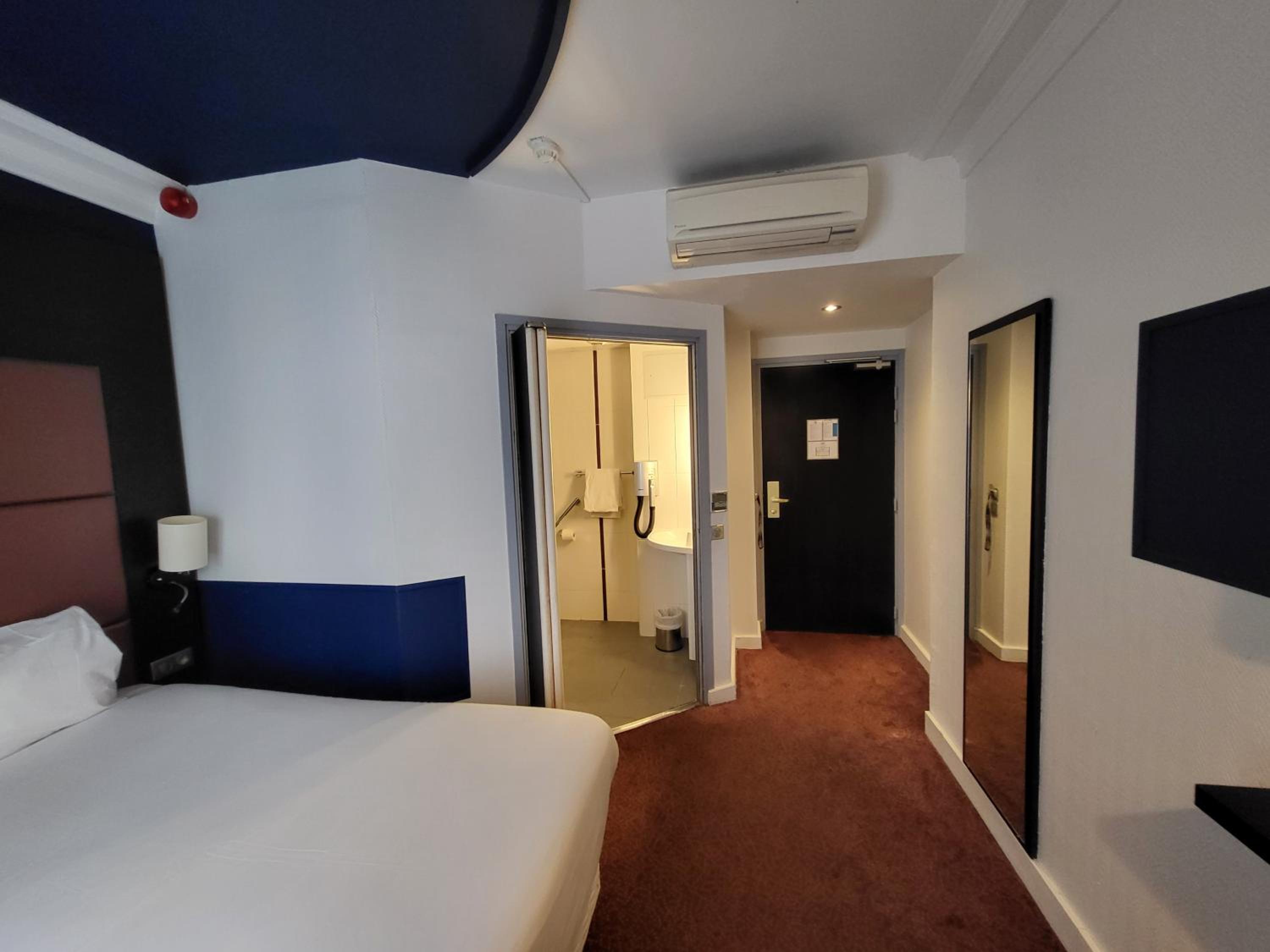 Double Room - Disability Access photo 2