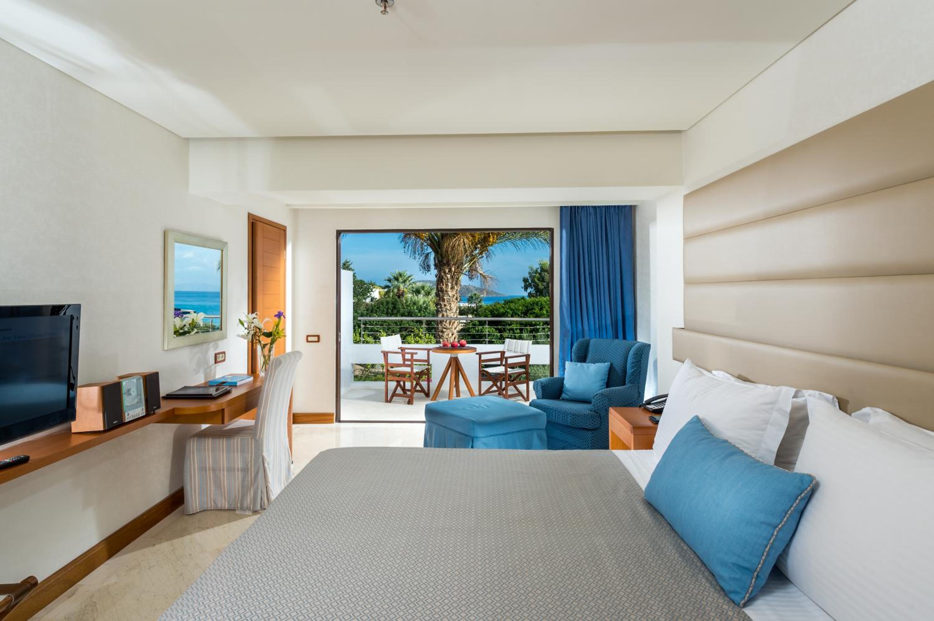 Deluxe Double Room with Sea View - Photo 3